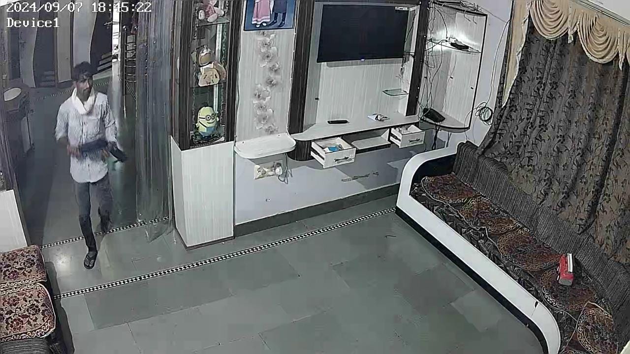 बूंदी में सूने मकान पर चोरों ने किया हाथ साफ, 33 लाख के गहने और नगदी उड़ा ले गये, घटना सीसीटीवी बूंदी में सूने मकान पर चोरों ने किया हाथ साफ, 33 लाख के गहने और नगदी उड़ा ले गये, घटना सीसीटीवी