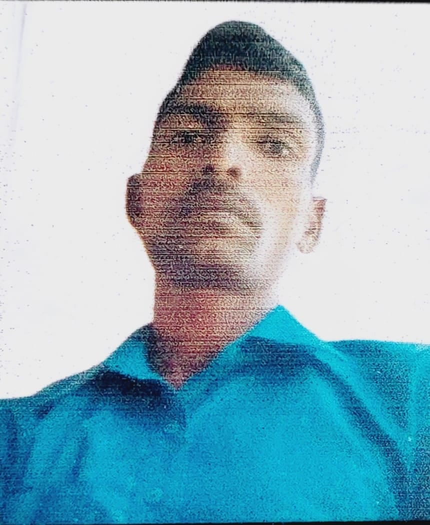 डेरा सलीमपुर गांव में पति हरिदासकी मौत की सूचना मिलने के बाद दोनों बच्चों को गले लगाकर विलाप कर