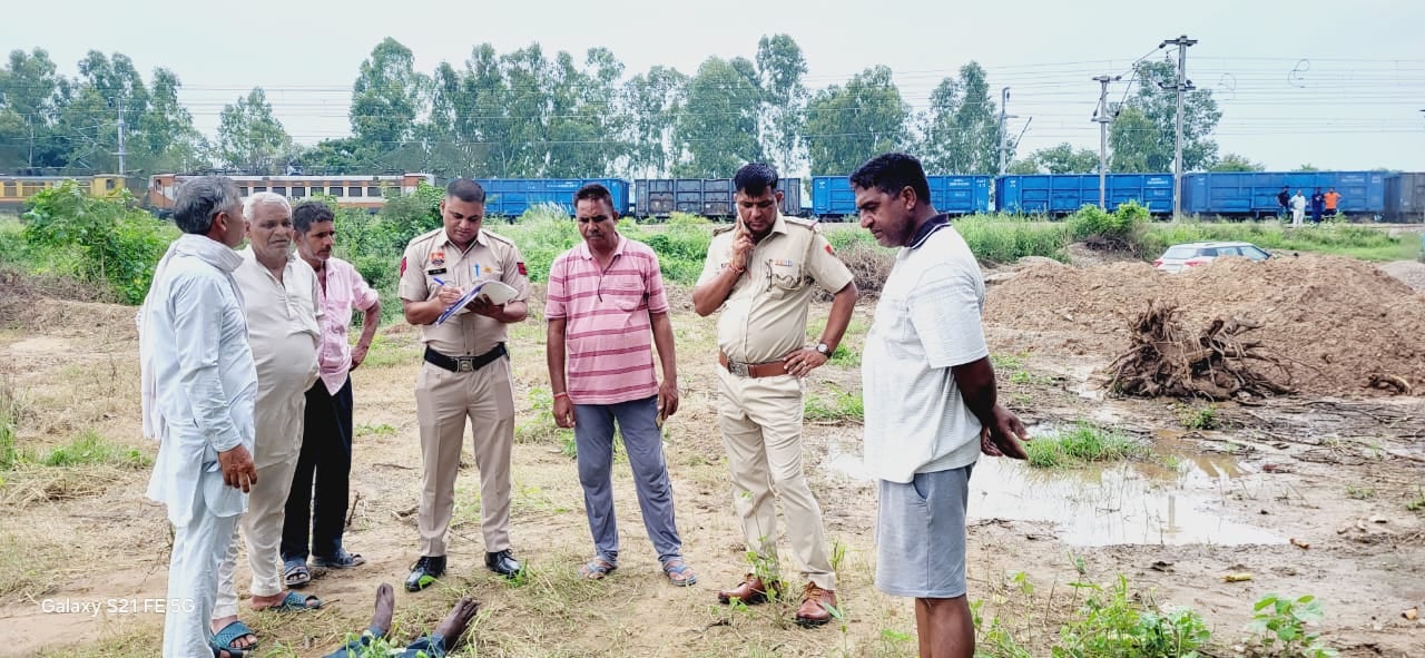 डेरा सलीमपुर गांव में पति हरिदासकी मौत की सूचना मिलने के बाद दोनों बच्चों को गले लगाकर विलाप कर
