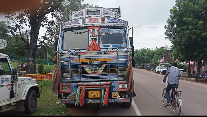 फोटो- ट्रक और कार