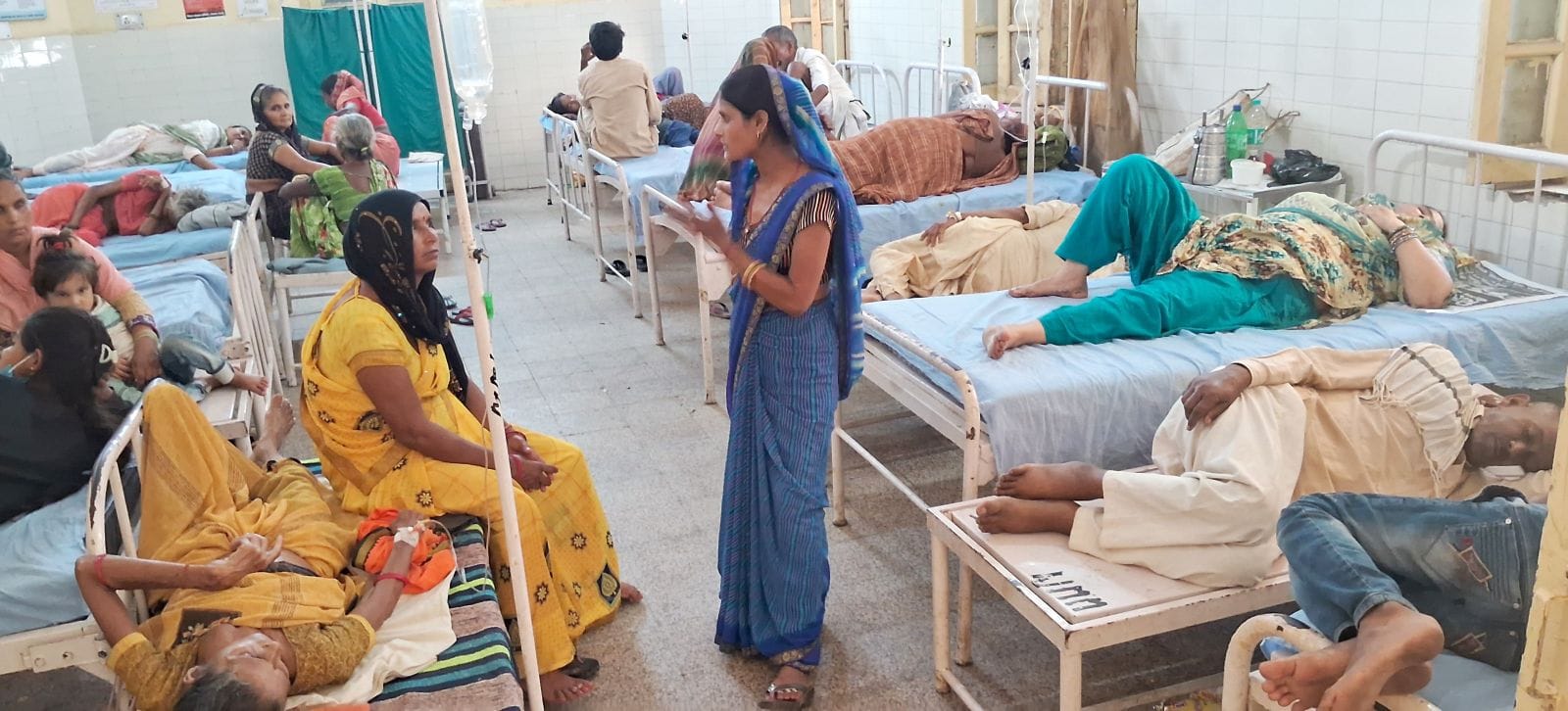 जिला अस्पताल का वार्ड। संवाद