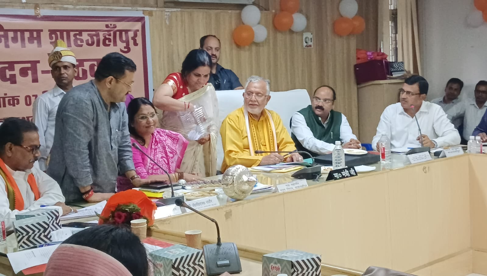 नगर निगम बोर्ड की बैठक में पीला ईंट दिखाते बृज विहार के पार्षद रामबरन सिंह। संवाद नगर निगम बोर्ड की बैठक में पीला ईंट दिखाते बृज विहार के पार्षद रामबरन सिंह। संवाद