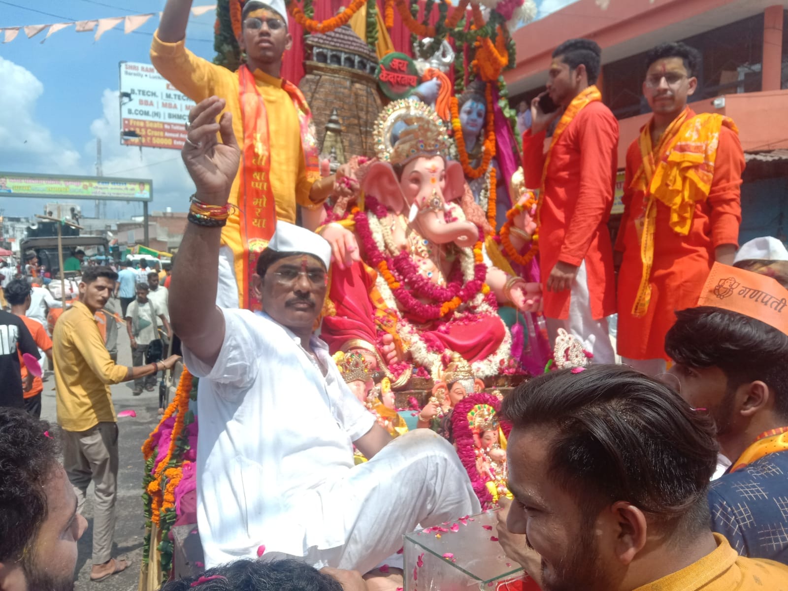 पीलीभीत की राजा बाग कॉलोनी में आयोजित गणेश चतुर्थी पूजन में मौजूद लोग।स्रोत:आयोजक पीलीभीत की राजा बाग कॉलोनी में आयोजित गणेश चतुर्थी पूजन में मौजूद लोग।स्रोत:आयोजक