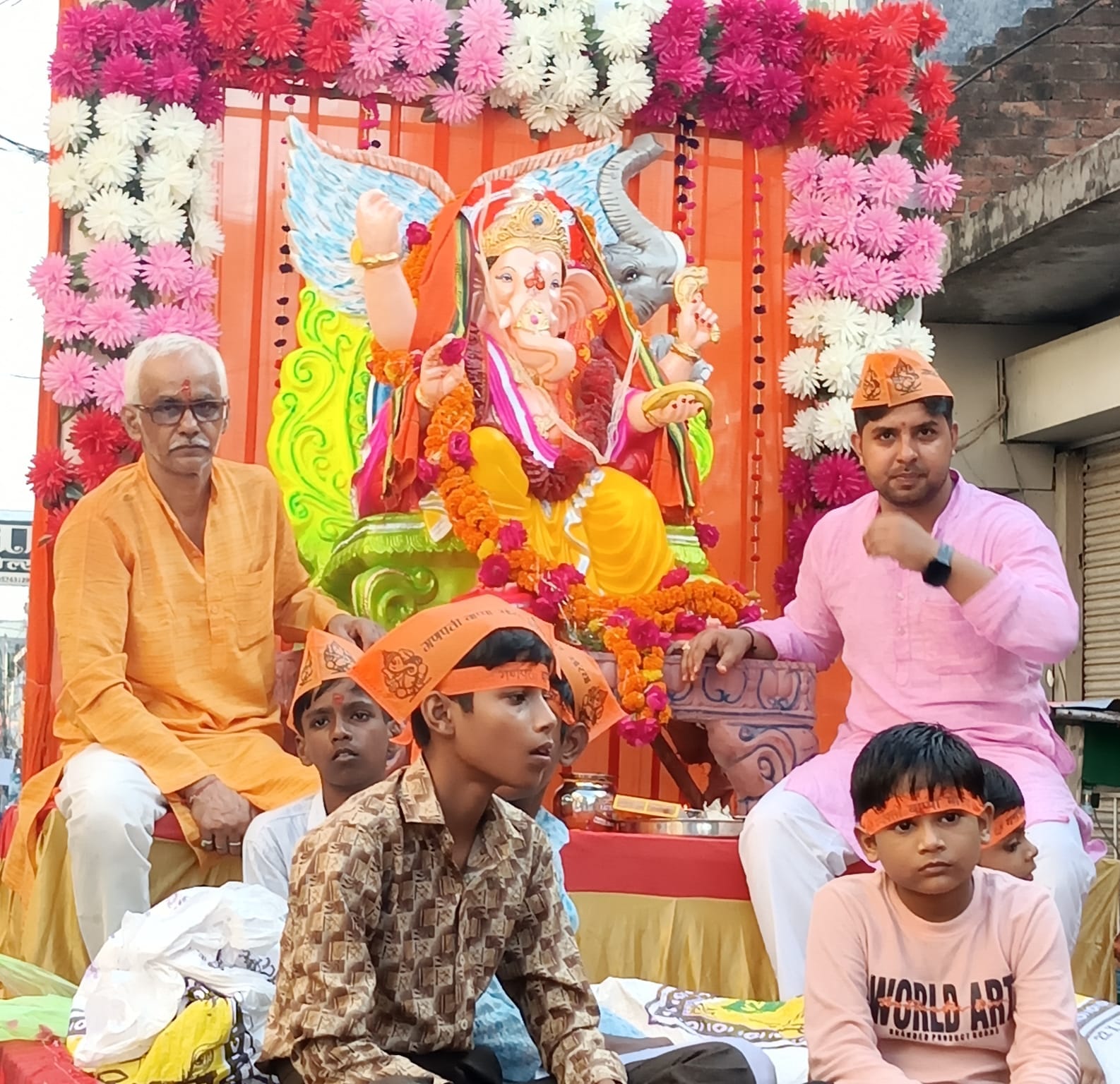 पीलीभीत की राजा बाग कॉलोनी में आयोजित गणेश चतुर्थी पूजन में मौजूद लोग।स्रोत:आयोजक पीलीभीत की राजा बाग कॉलोनी में आयोजित गणेश चतुर्थी पूजन में मौजूद लोग।स्रोत:आयोजक