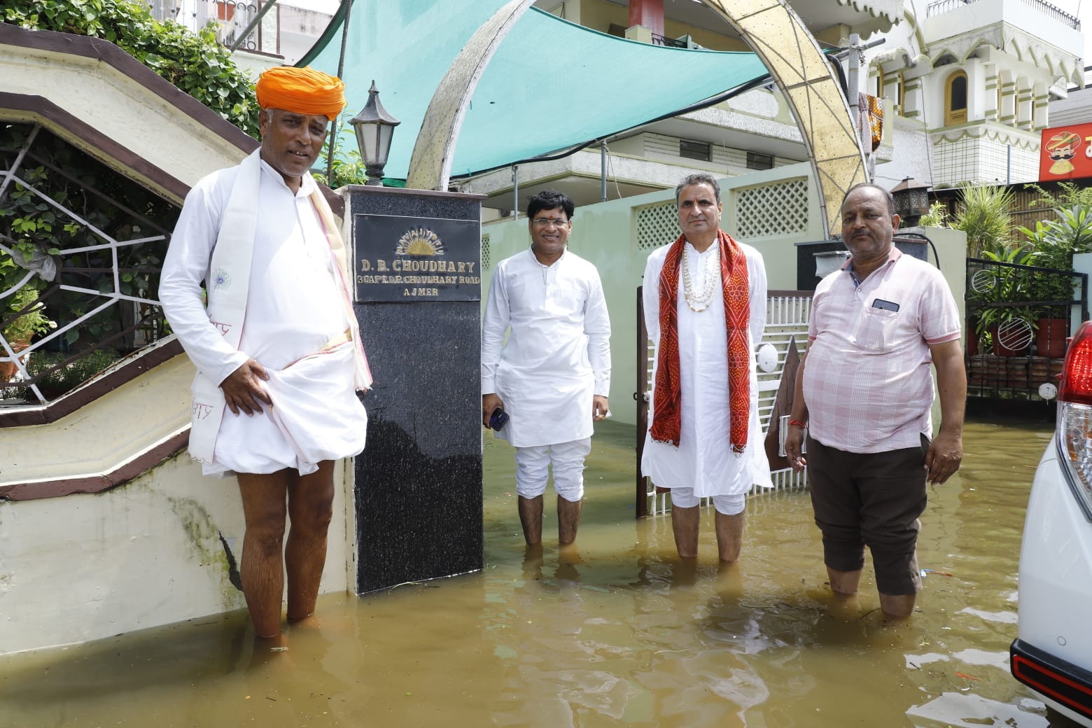 पूर्व आरटीडीसी अध्यक्ष धर्मेंद्र राठौड़ ने किया जल भराव इलाके का दौरा पूर्व आरटीडीसी अध्यक्ष धर्मेंद्र राठौड़ ने किया जल भराव इलाके का दौरा