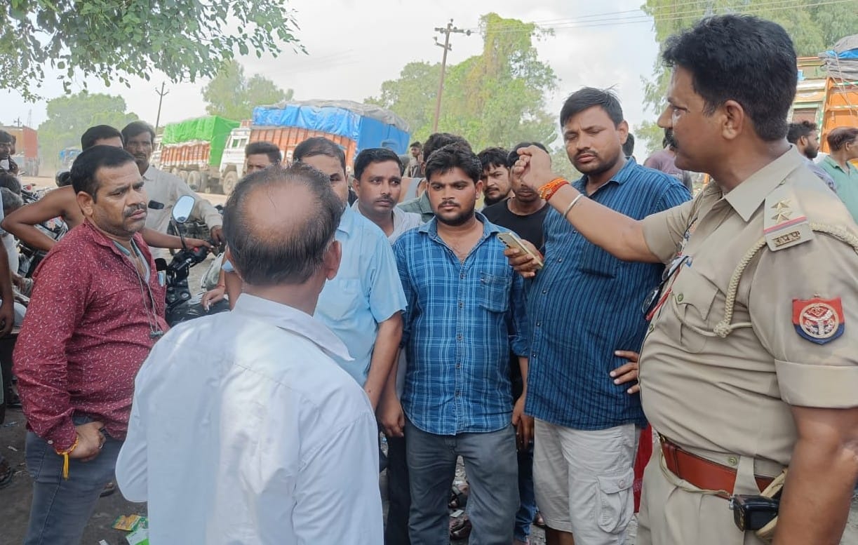 रोजा में रेलवे रैक प्वाइंट के सामने नेशनल हाइवे पर लगा जाम। संवाद रोजा में रेलवे रैक प्वाइंट के सामने नेशनल हाइवे पर लगा जाम। संवाद
