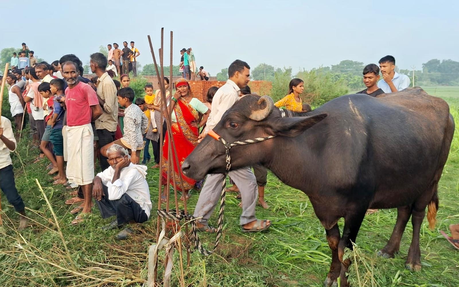 उझानी में चोरों को ले जाते समय पुलिस की जीप को घेरे खड़े ग्रामीण। उझानी में चोरों को ले जाते समय पुलिस की जीप को घेरे खड़े ग्रामीण।