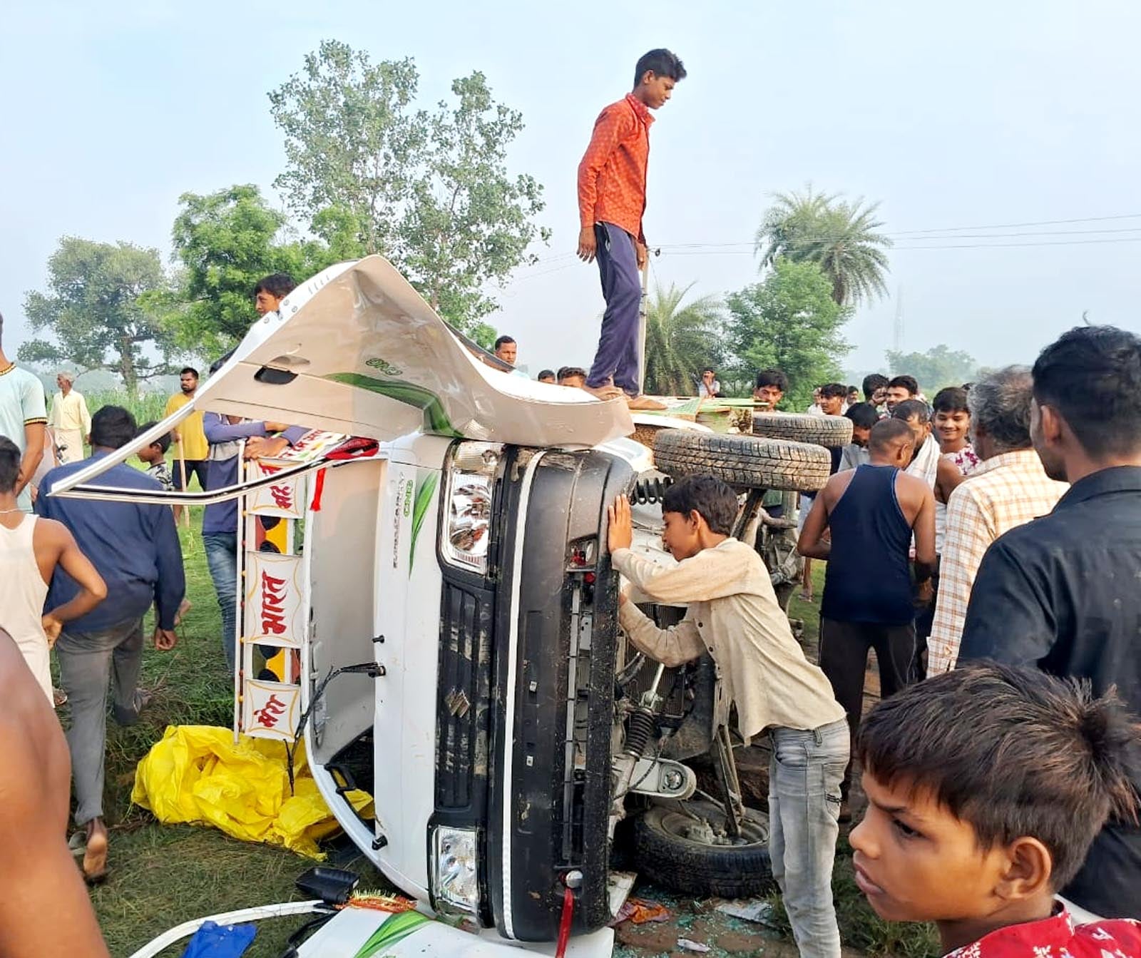 उझानी में चोरों को ले जाते समय पुलिस की जीप को घेरे खड़े ग्रामीण। उझानी में चोरों को ले जाते समय पुलिस की जीप को घेरे खड़े ग्रामीण।