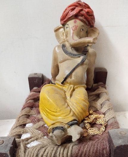 08जेएनडी05 : डॉ. विवेक सिंगला के पास पत्थर से बनाए गए गणपति। संवाद 08जेएनडी05 : डॉ. विवेक सिंगला के पास पत्थर से बनाए गए गणपति। संवाद
