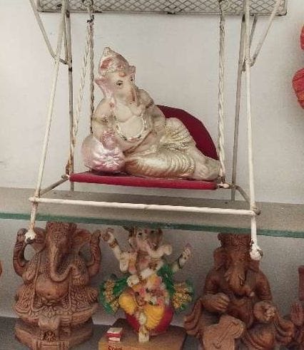 08जेएनडी05 : डॉ. विवेक सिंगला के पास पत्थर से बनाए गए गणपति। संवाद 08जेएनडी05 : डॉ. विवेक सिंगला के पास पत्थर से बनाए गए गणपति। संवाद