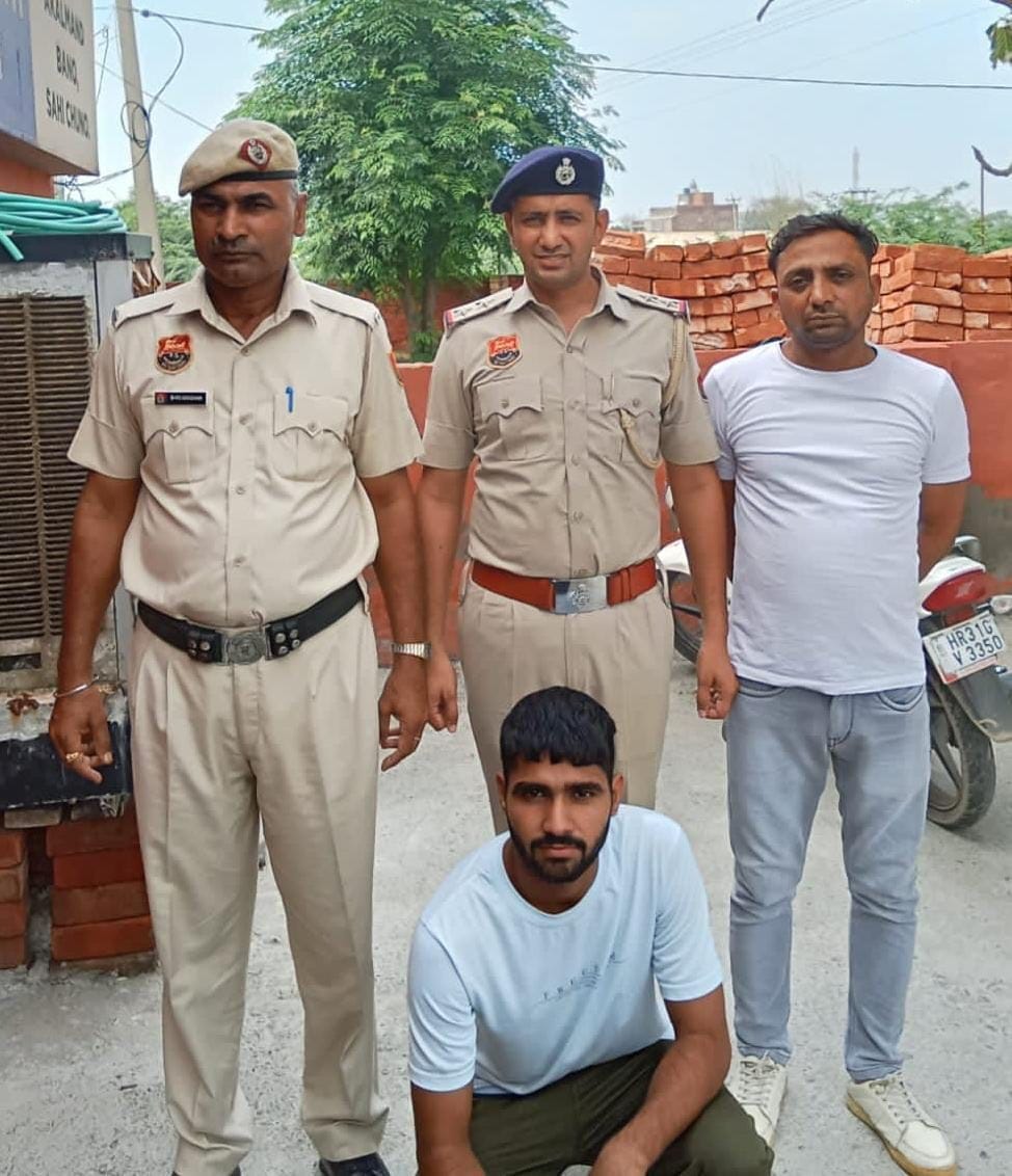 08जेएनडी11: पुलिस गिरफ्त में हत्या का आरोपी अतुल मलिक। स्रोत पुलिस प्रशासन