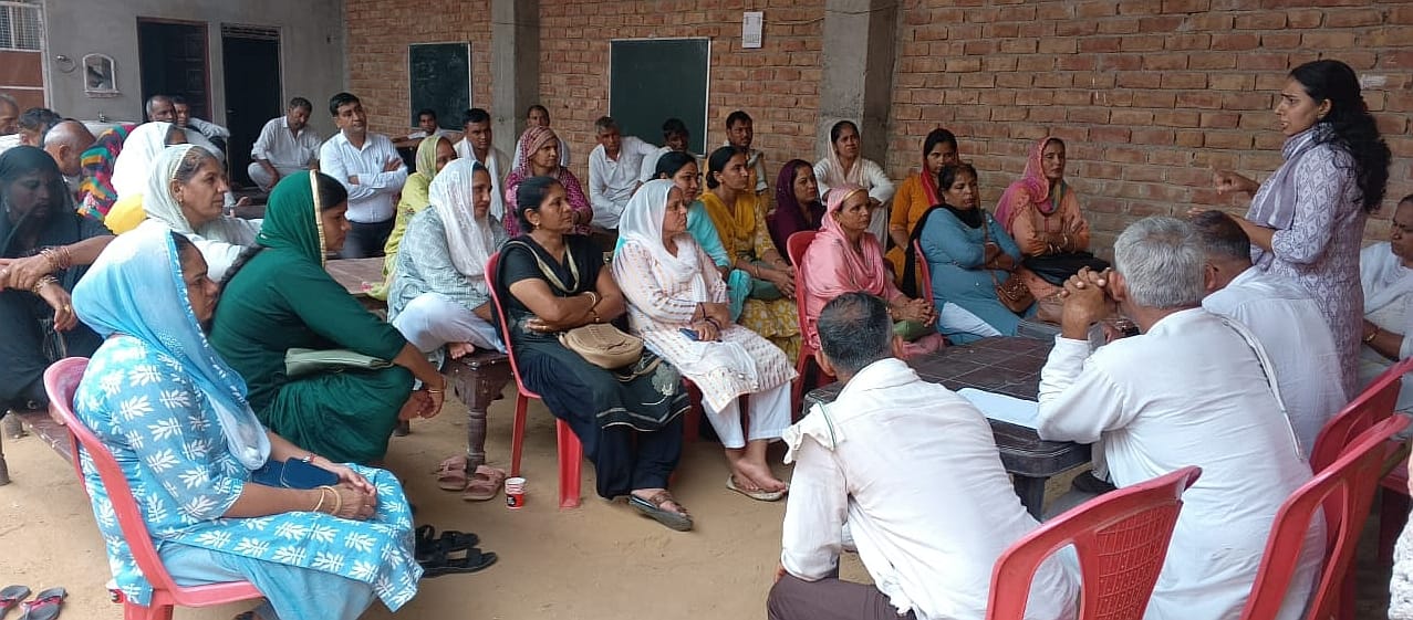 08जेएनडी12: बैठक को संबोधित करते हुए सीटू राज्याध्यक्ष सुरेखा।