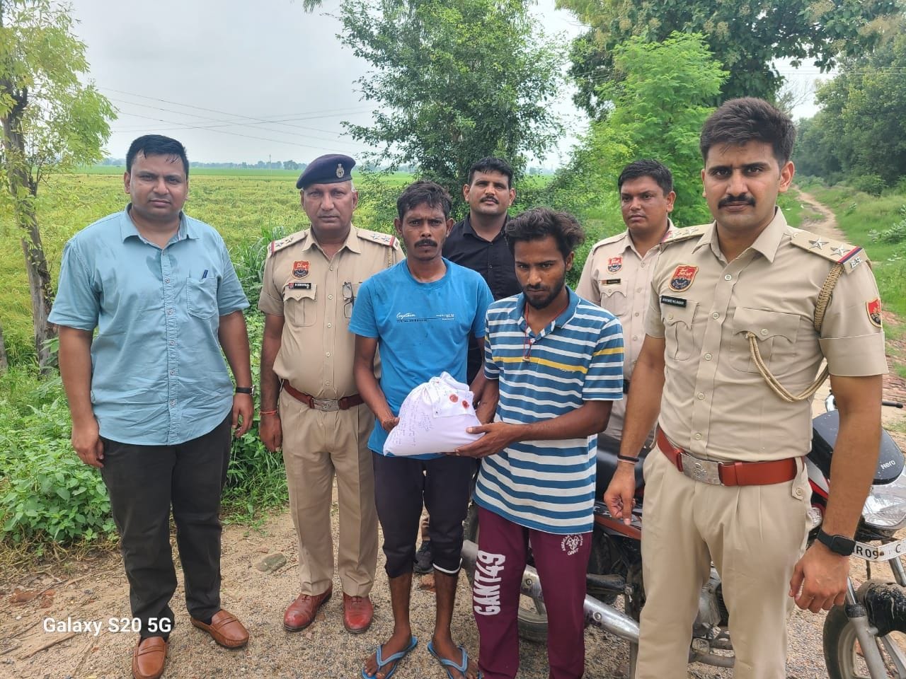 08जेएनडी18: 1500 ग्राम गांजे के साथ पकड़े गए दोनों आरोपी। पुलिस प्रशासन