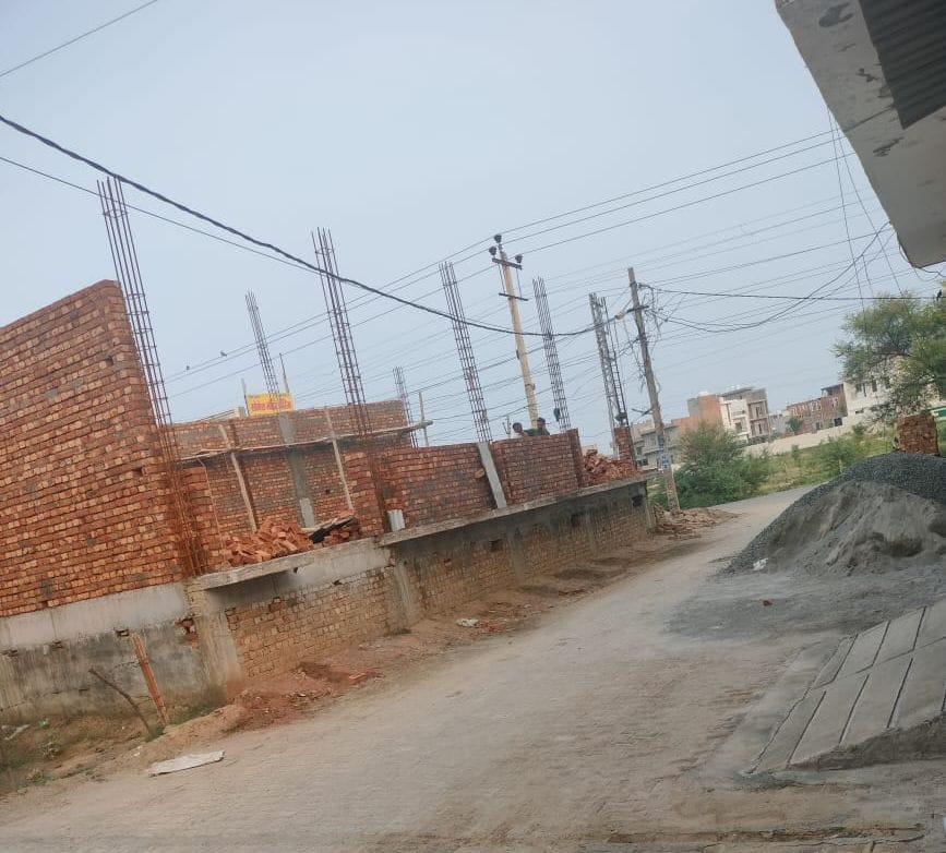 08जेएनडी39: वह निर्माण जिस पर गली में बेसमेंट का लेंटर लगाकर अतिक्रमण करने के आरोप हैं। स्रोत श 08जेएनडी39: वह निर्माण जिस पर गली में बेसमेंट का लेंटर लगाकर अतिक्रमण करने के आरोप हैं। स्रोत श
