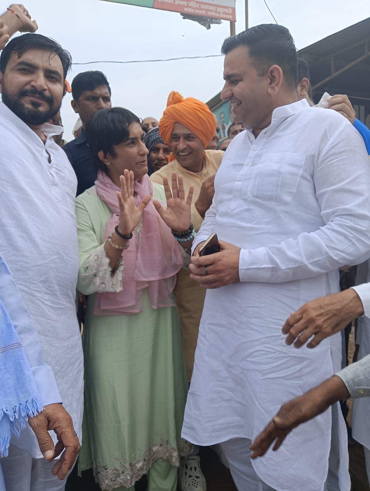 08जेएनडी45 : विनेश फोगाट का जुलाना पहुंचने पर स्वागत करते कांग्रेसी नेता। संवाद 08जेएनडी45 : विनेश फोगाट का जुलाना पहुंचने पर स्वागत करते कांग्रेसी नेता। संवाद