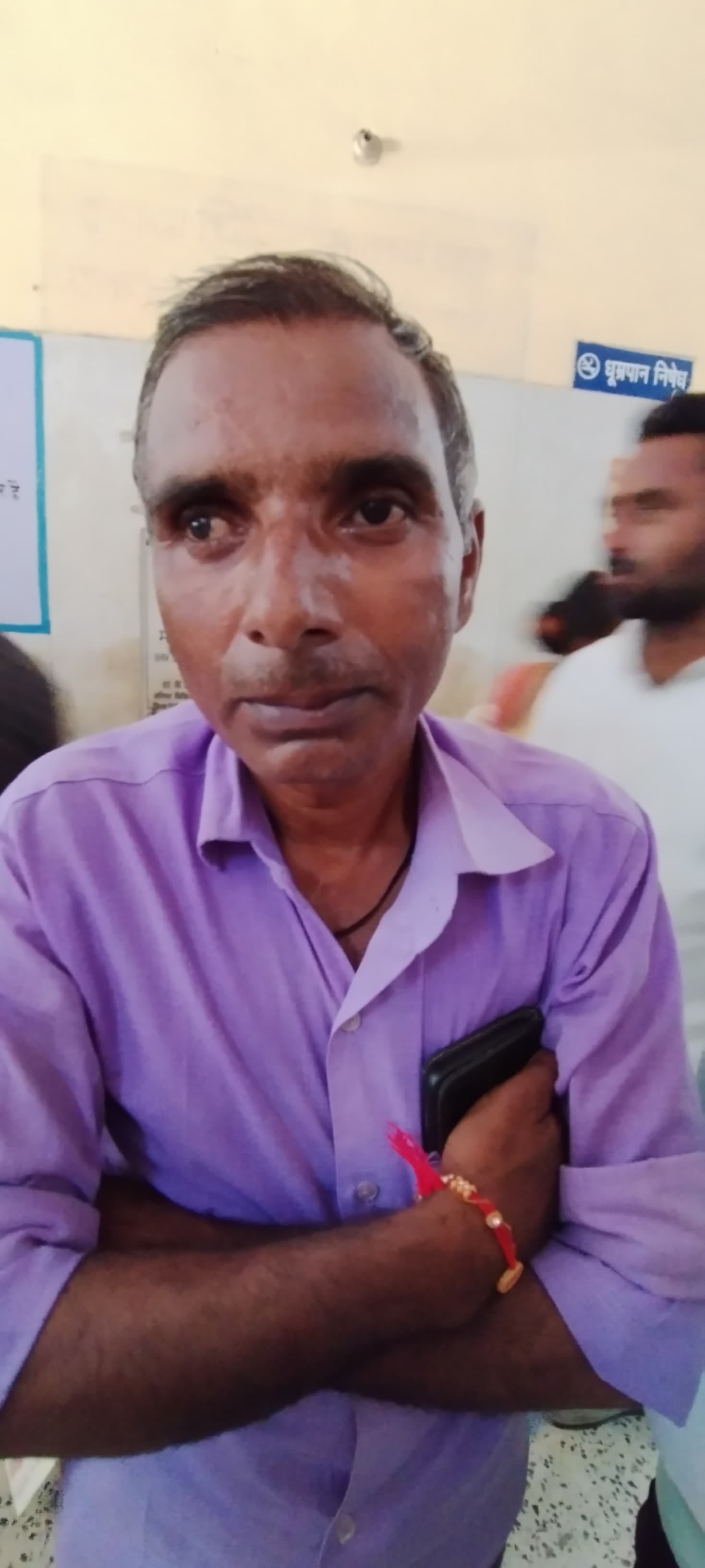 पीलीभीत के जिला चिकित्सालय में चिकित्सक कक्ष के बाहर बैठे लोग।संवाद पीलीभीत के जिला चिकित्सालय में चिकित्सक कक्ष के बाहर बैठे लोग।संवाद