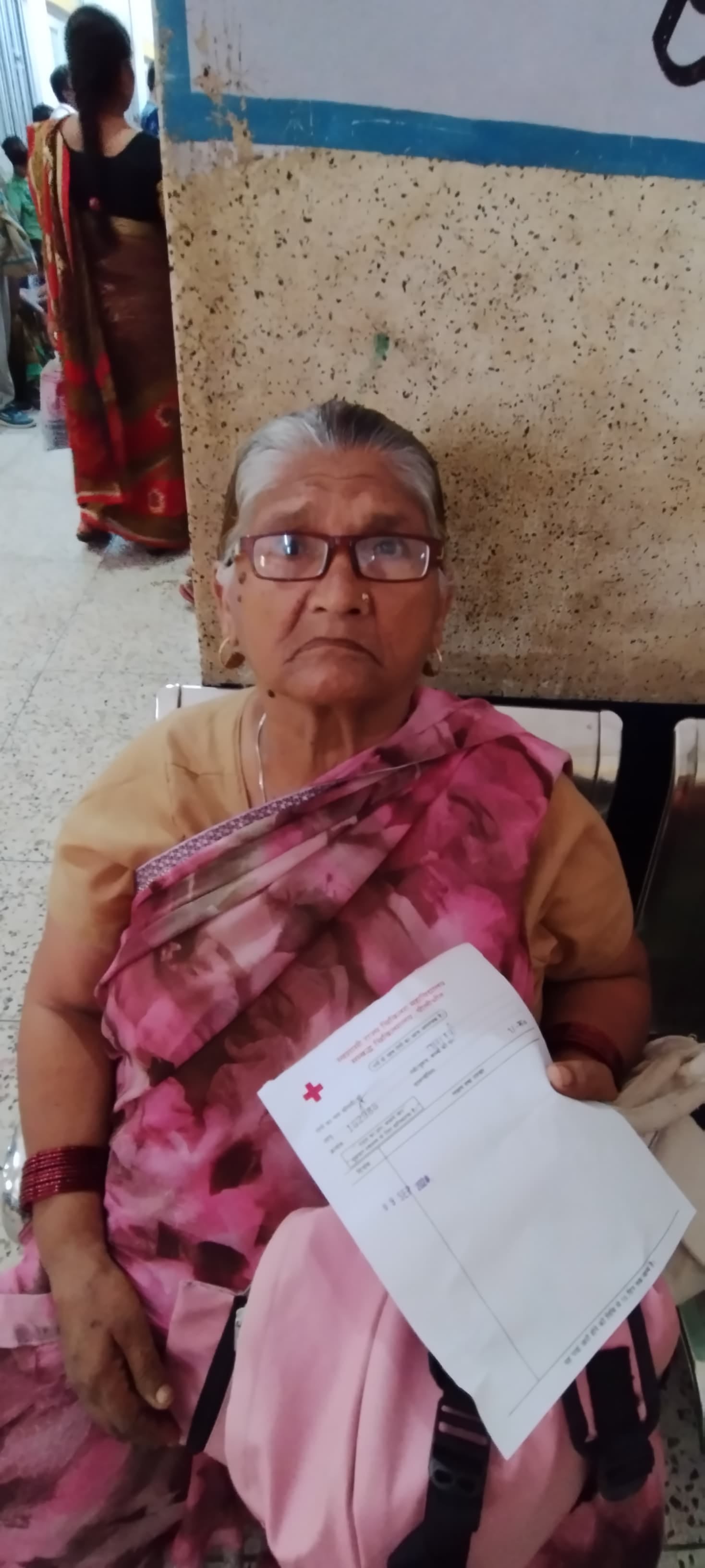 पीलीभीत के जिला चिकित्सालय में चिकित्सक कक्ष के बाहर बैठे लोग।संवाद पीलीभीत के जिला चिकित्सालय में चिकित्सक कक्ष के बाहर बैठे लोग।संवाद