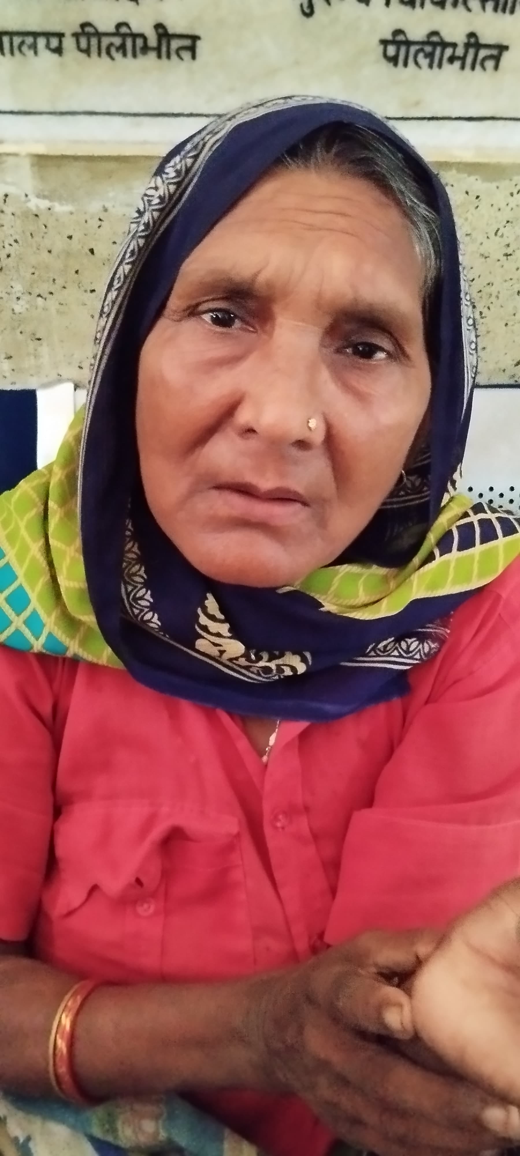 पीलीभीत के जिला चिकित्सालय में चिकित्सक कक्ष के बाहर बैठे लोग।संवाद पीलीभीत के जिला चिकित्सालय में चिकित्सक कक्ष के बाहर बैठे लोग।संवाद