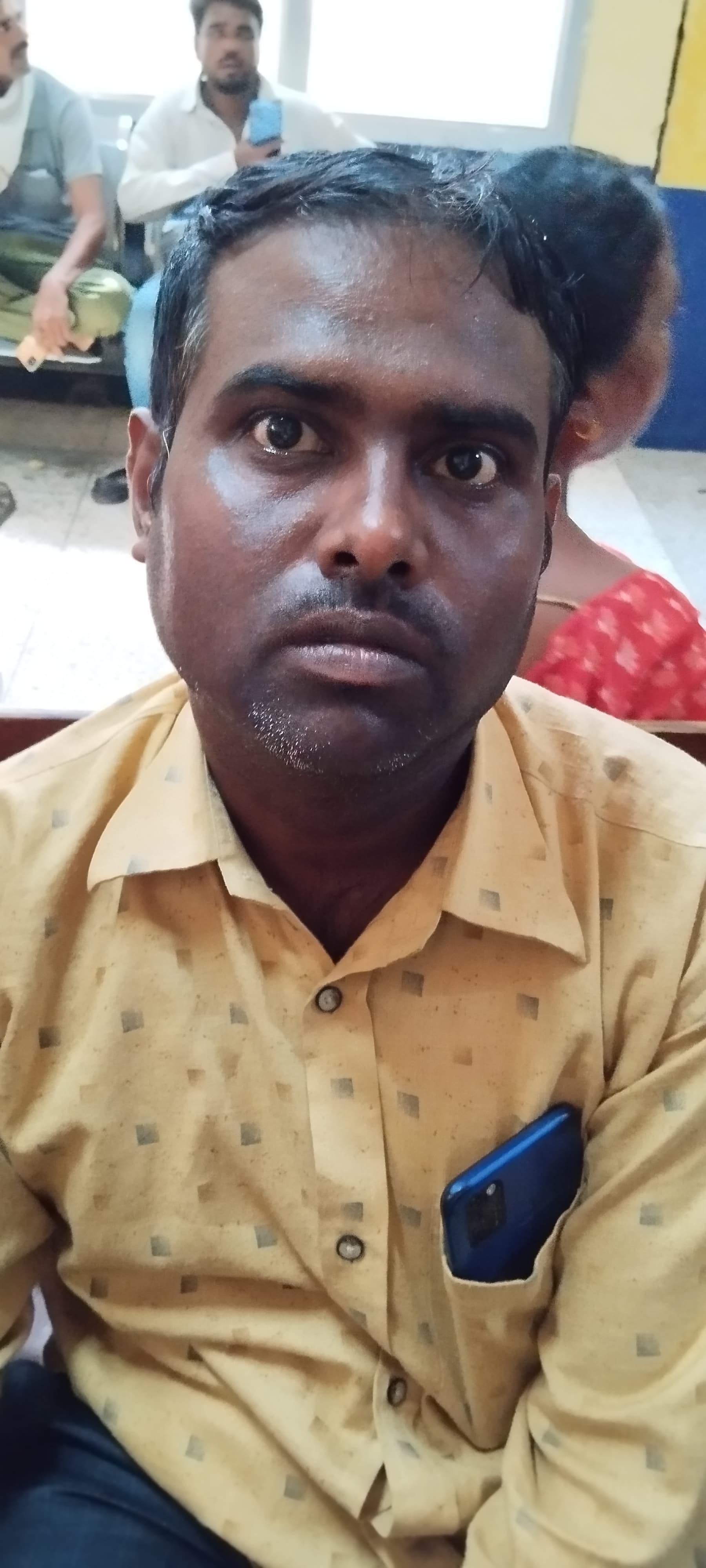 पीलीभीत के जिला चिकित्सालय में चिकित्सक कक्ष के बाहर बैठे लोग।संवाद पीलीभीत के जिला चिकित्सालय में चिकित्सक कक्ष के बाहर बैठे लोग।संवाद