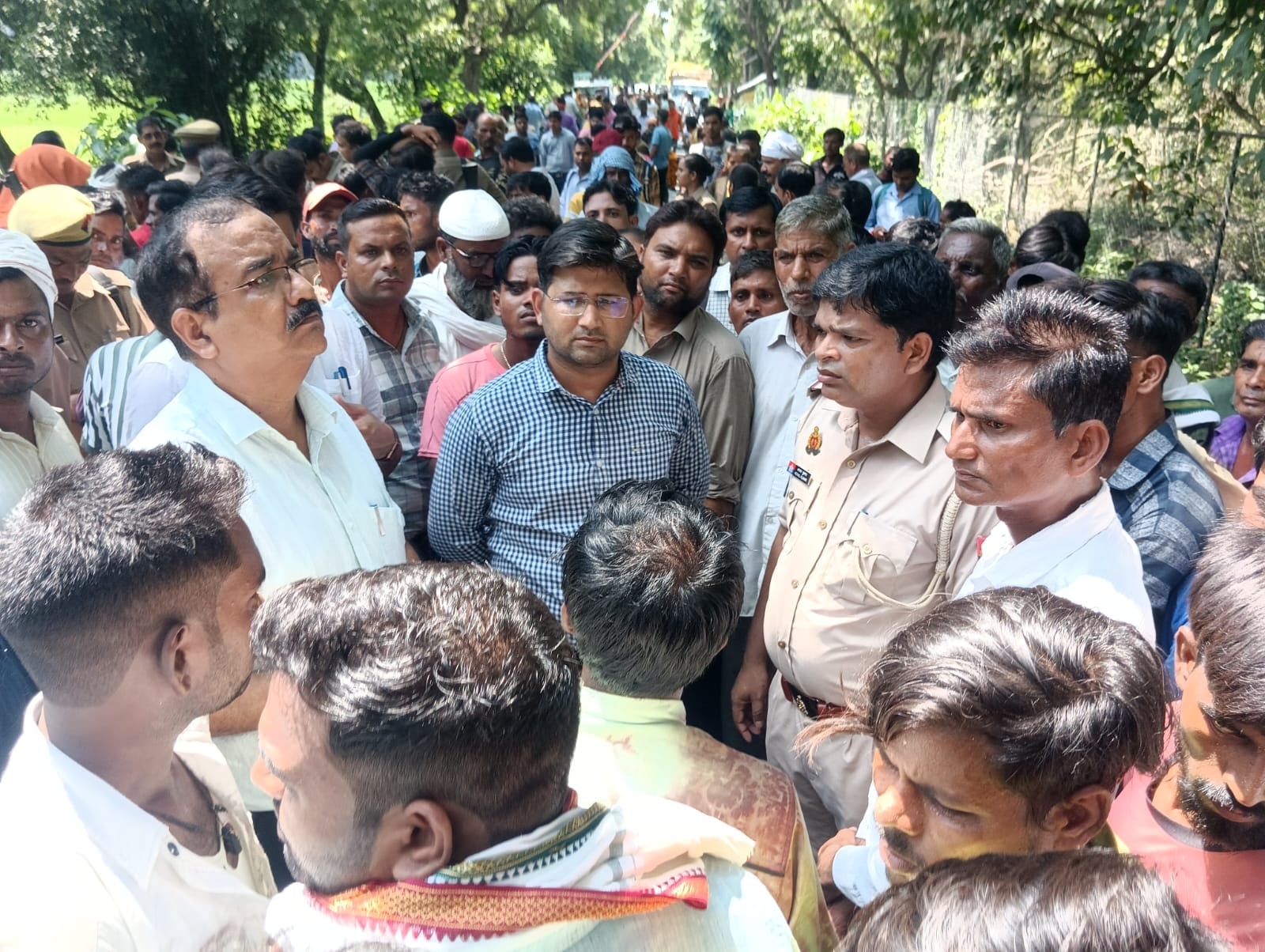 पीलीभीत माधोटांडा मार्ग पर मथना बैरियर के पास जाम लगाए ग्रामीण।संवाद