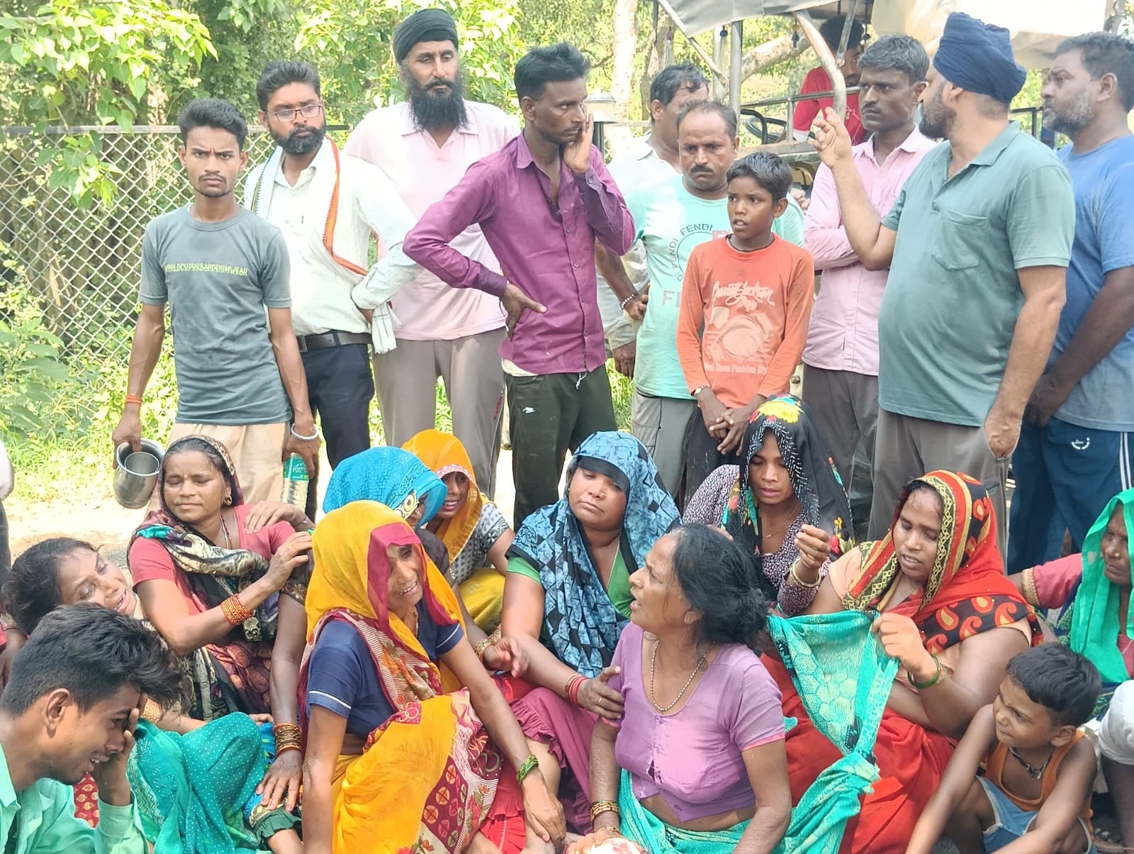 पीलीभीत माधोटांडा मार्ग पर मथना बैरियर के पास जाम लगाए ग्रामीण।संवाद