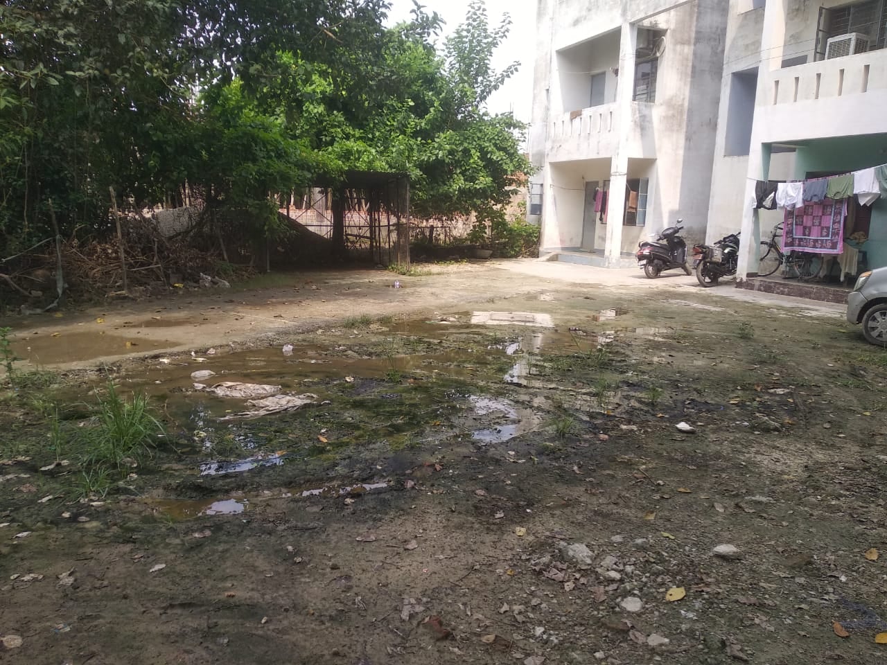 राजकीय मेडिकल कॉलेज में इमरजेंसी के पीछे बना कूड़ाघर। संवाद