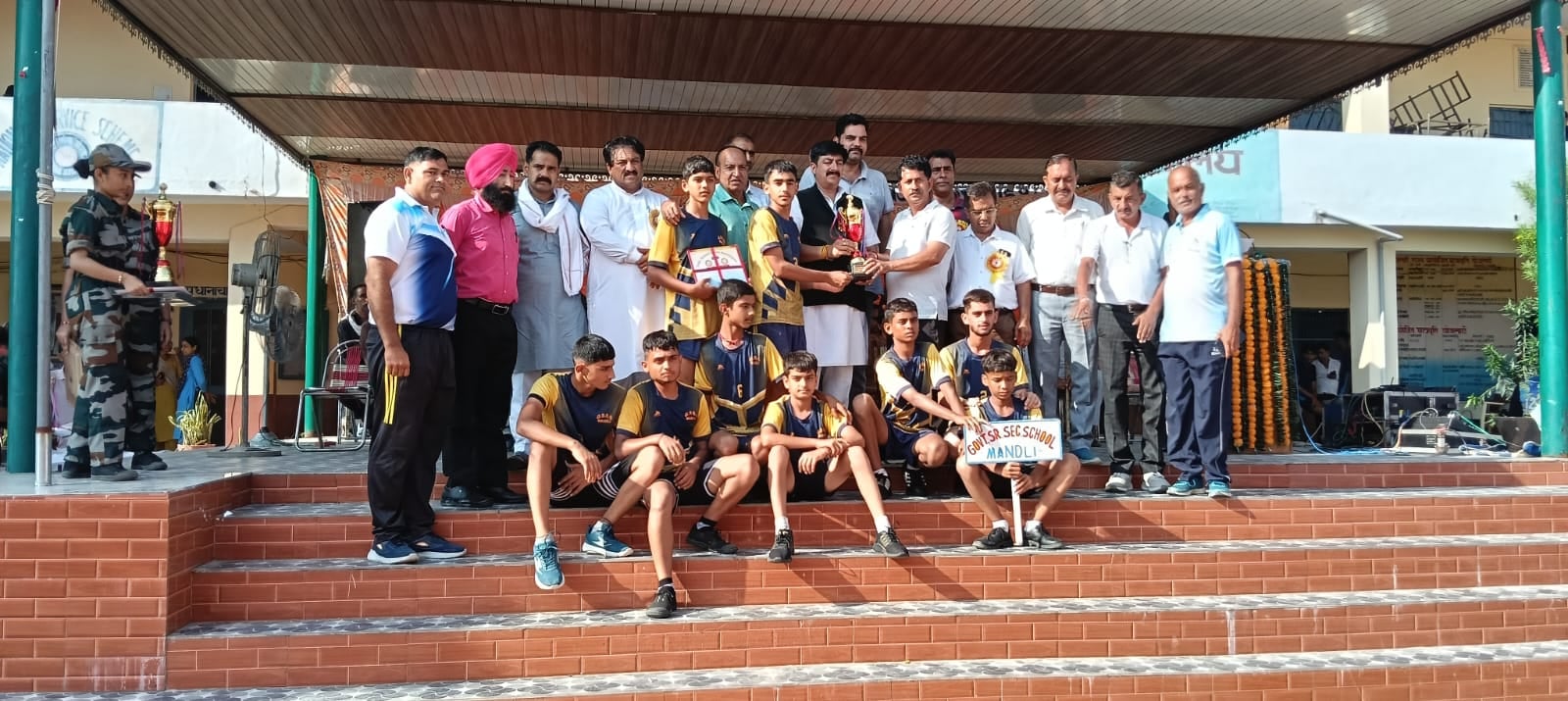 राजकीय वरिष्ठ माध्यमिक पाठशाला टक्का में विधायक विवेक शर्मा विजेता खिलाड़ियों को सम्मानित करत राजकीय वरिष्ठ माध्यमिक पाठशाला टक्का में विधायक विवेक शर्मा विजेता खिलाड़ियों को सम्मानित करत