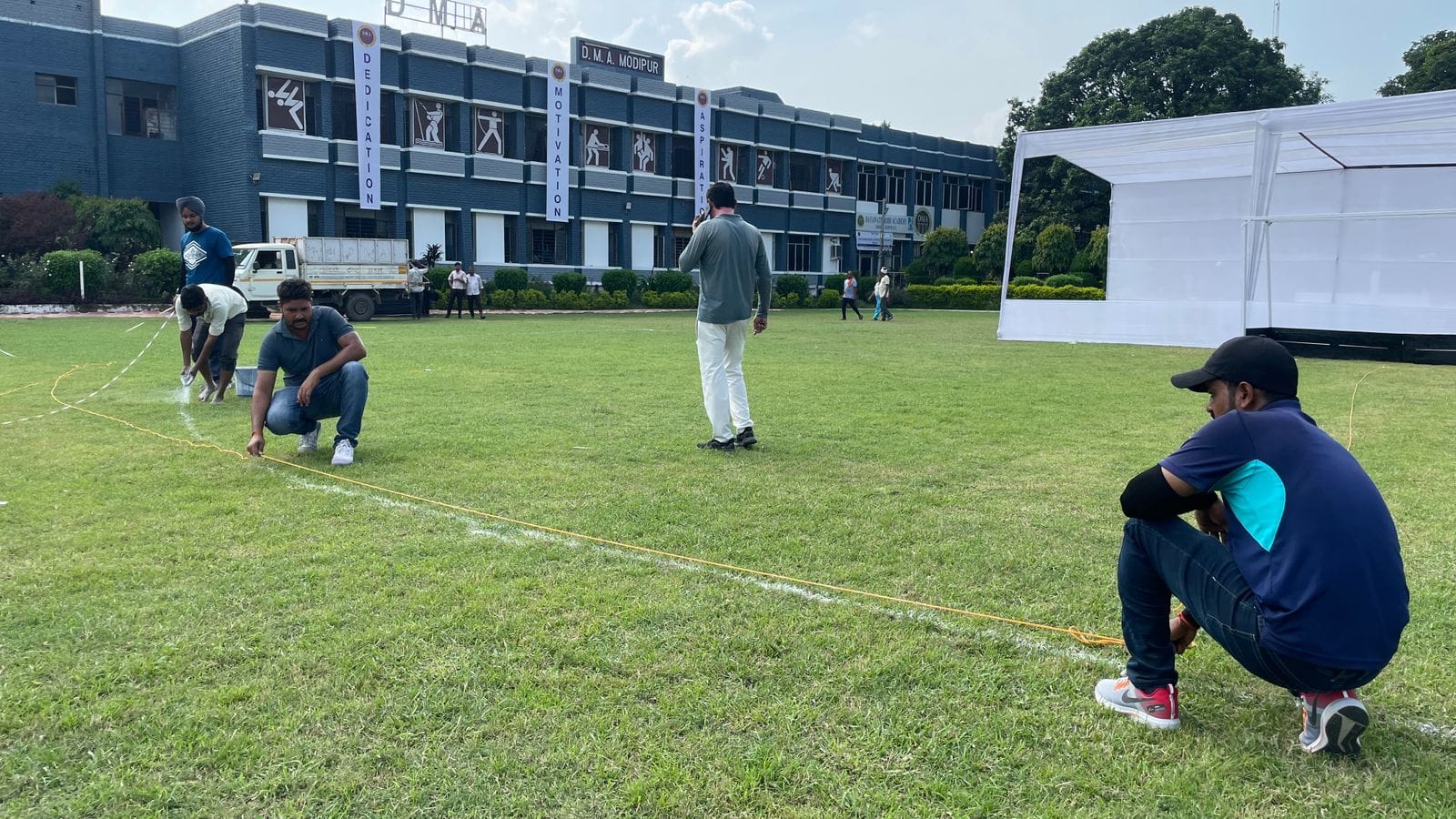 दयावती मोदी एकेडमी में सीबीएसई नॉर्थ जोन हॉकी प्रतियोगिता के लिए मैदान तैयार करते आयोजक। फोटो स दयावती मोदी एकेडमी में सीबीएसई नॉर्थ जोन हॉकी प्रतियोगिता के लिए मैदान तैयार करते आयोजक। फोटो स