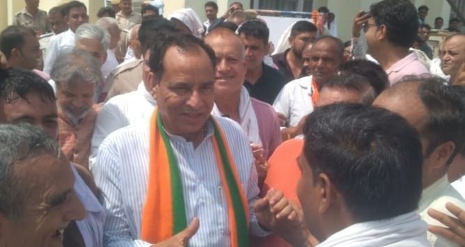 09जेएनडी37 : उचाना में पत्रकारों से बातचीत करते भाजपा प्रदेश अध्यक्ष मोहनलाल बड़ोली। संवाद