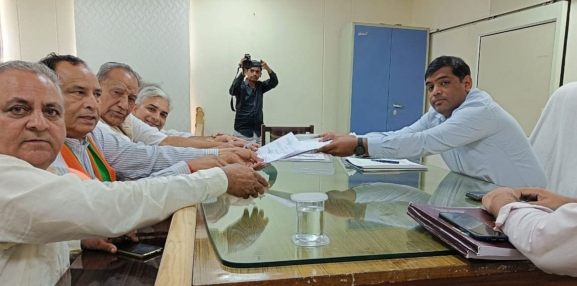 09जेएनडी41 : उचाना कलां विधानसभा क्षेत्र से भाजपा प्रत्याशी देवेंद्र अत्री अपना नामांकन पत्र दा