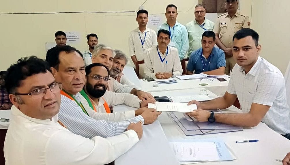 09जेएनडी41 : उचाना कलां विधानसभा क्षेत्र से भाजपा प्रत्याशी देवेंद्र अत्री अपना नामांकन पत्र दा