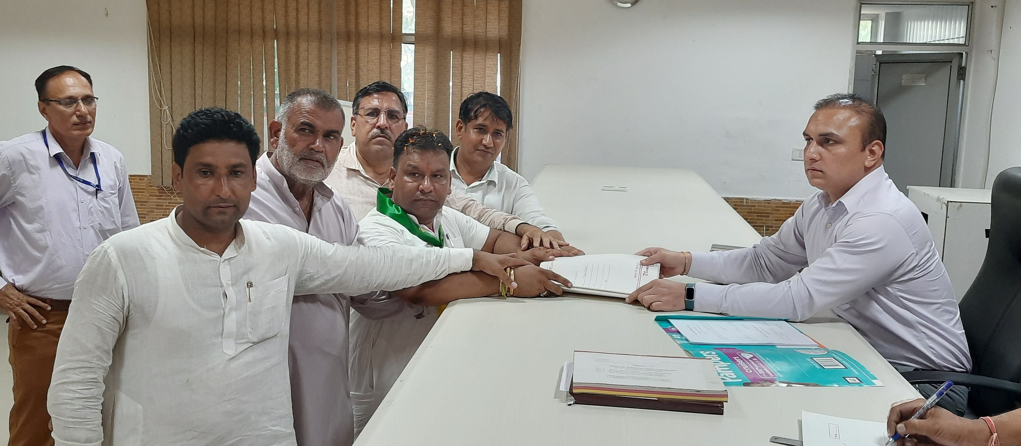 09जेएनडी41 : उचाना कलां विधानसभा क्षेत्र से भाजपा प्रत्याशी देवेंद्र अत्री अपना नामांकन पत्र दा