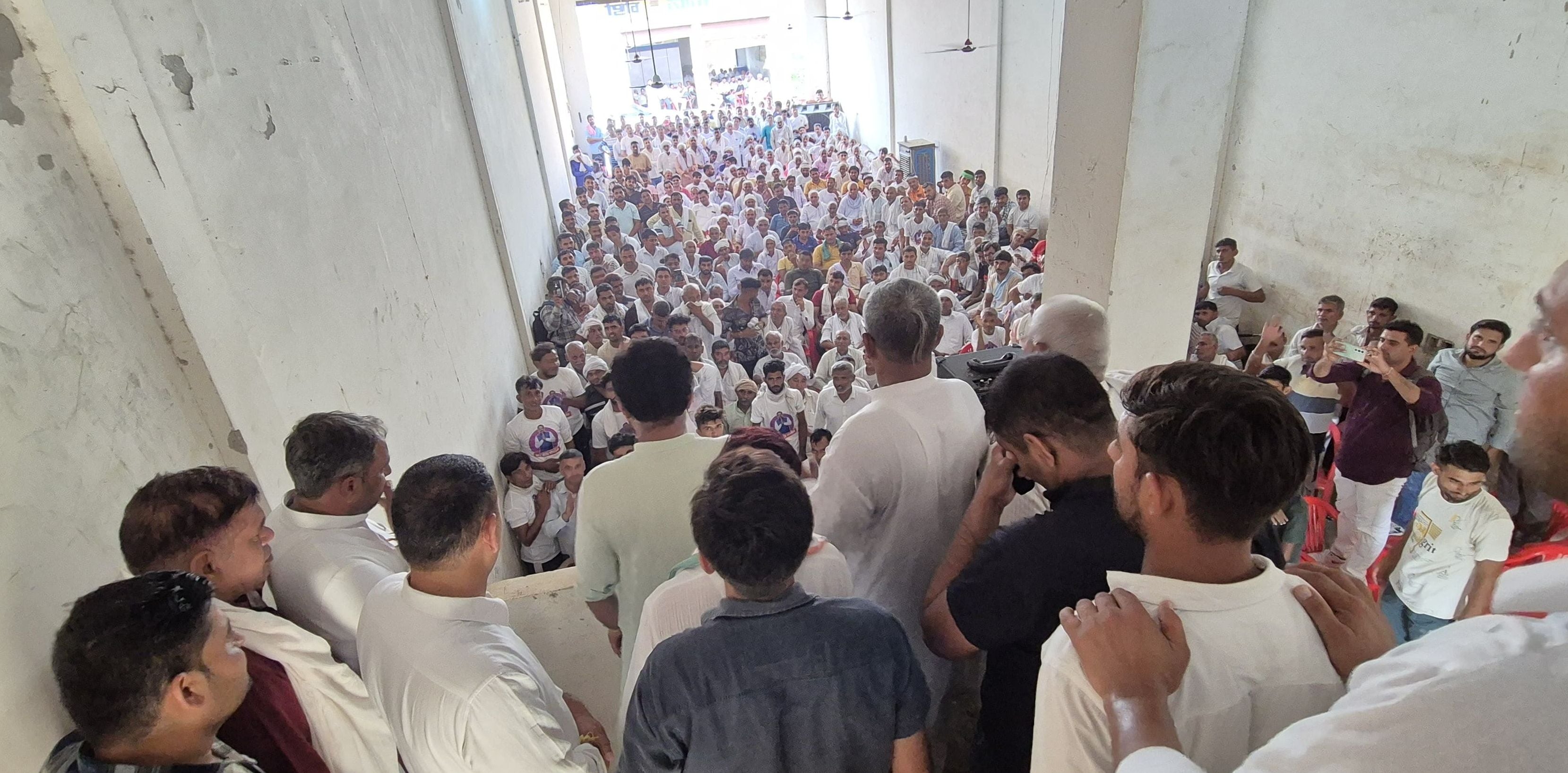 09जेएनडी48 : उचाना में वीरेंद्र घोघड़िया के समर्थन में जमा हुए लोग, निर्दलीय चुनाव लड़ने का लिय