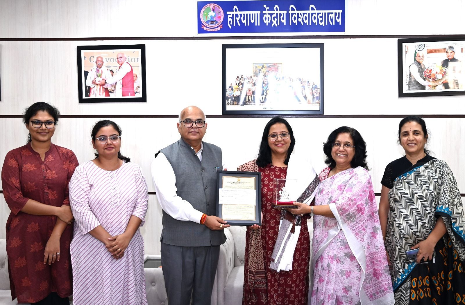फोटो संख्या:54- डॉ. अनीता कुमारी को सम्मानित करते राजस्थान के राज्यपाल हरिभाऊ किसनराव बागड़े