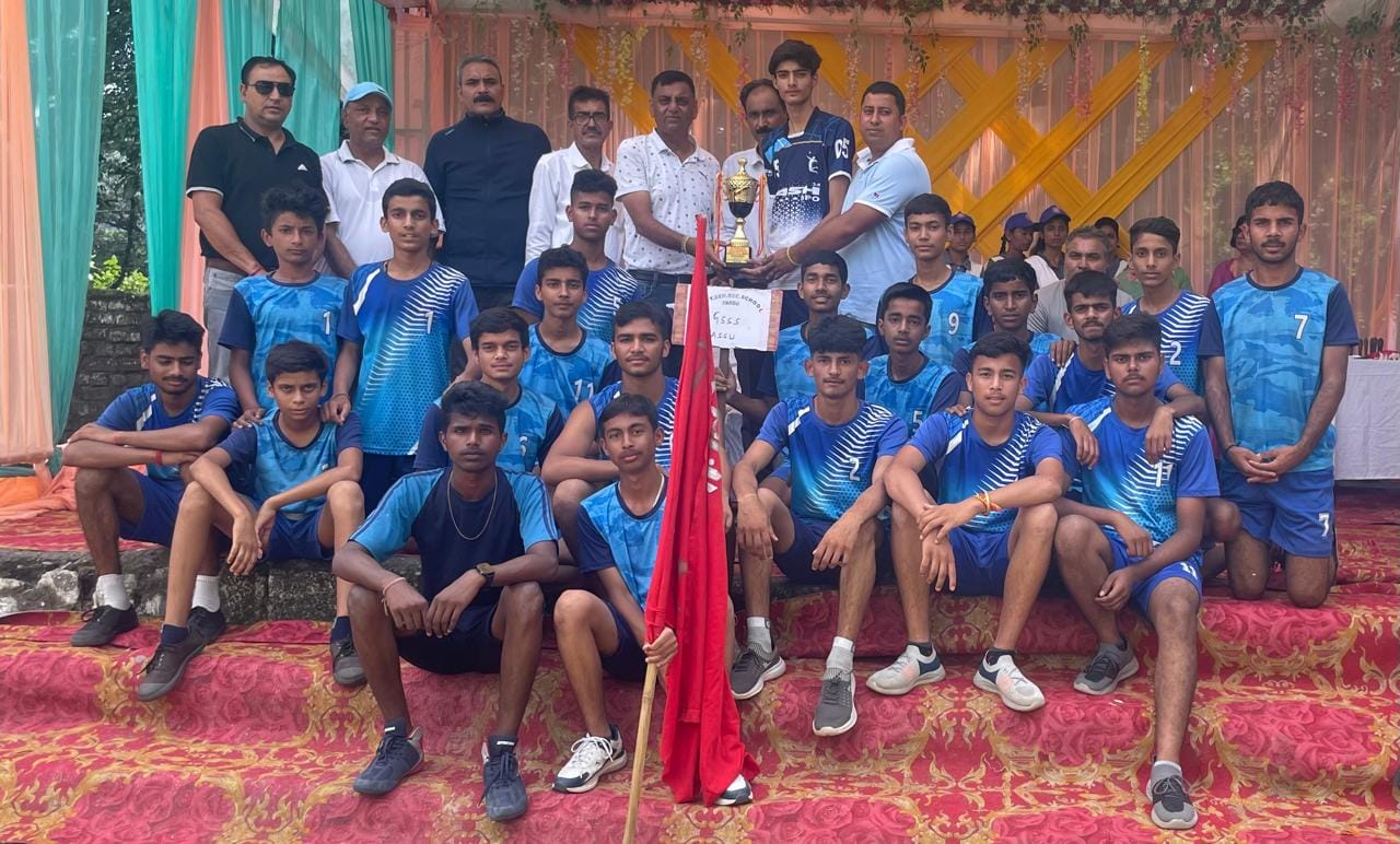 खो-खो विजेता मेजबाल स्कूल मंदल के विद्यार्थी स्टाफ के साथ। संवाद खो-खो विजेता मेजबाल स्कूल मंदल के विद्यार्थी स्टाफ के साथ। संवाद