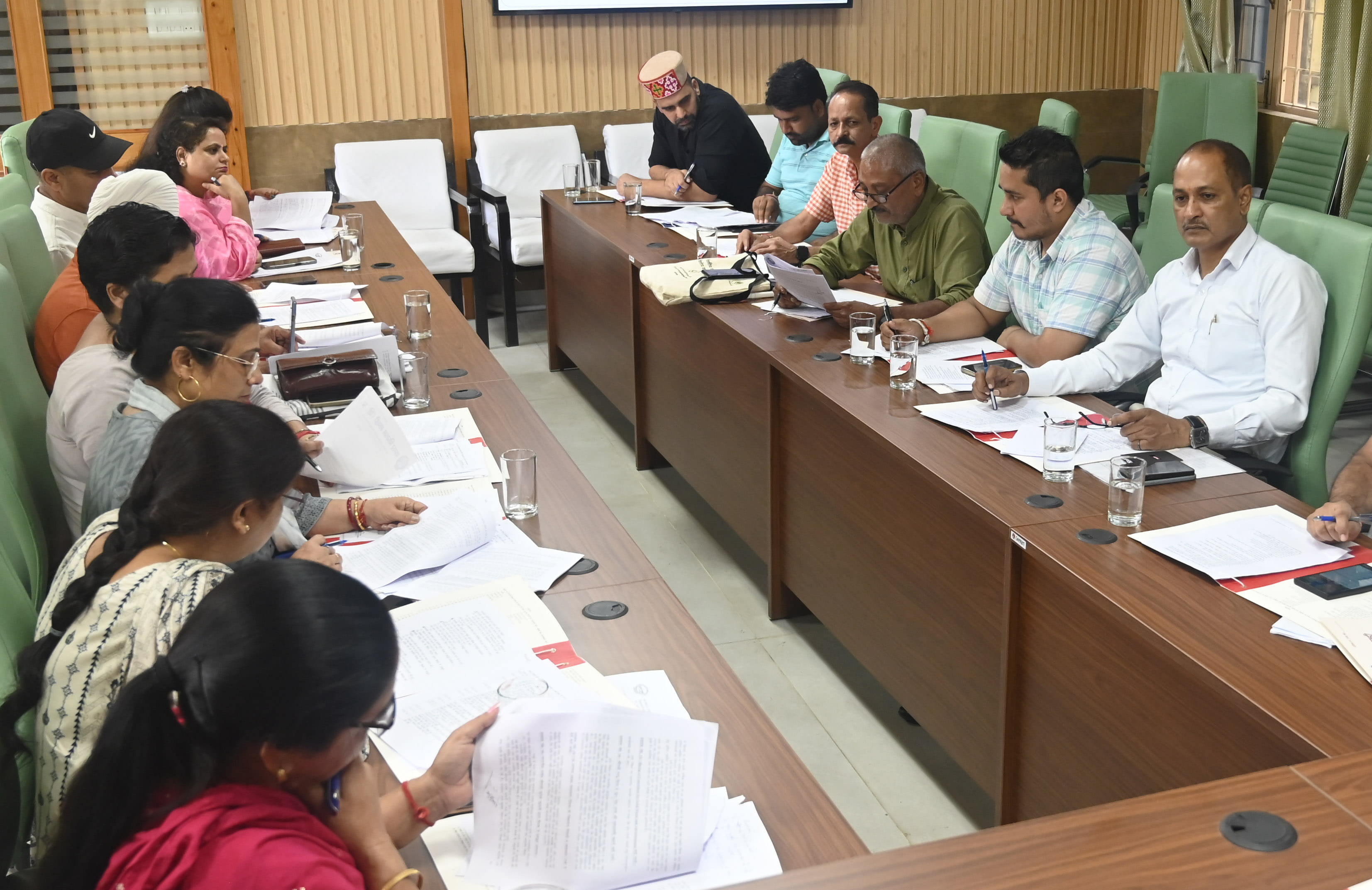 मंडी नगर निगम में आयेाजित बैठक की अध्यक्षता करते महापौर वीरेंद्र भट्ट व उपमहापौर माधुरी कपूर।सं मंडी नगर निगम में आयेाजित बैठक की अध्यक्षता करते महापौर वीरेंद्र भट्ट व उपमहापौर माधुरी कपूर।सं