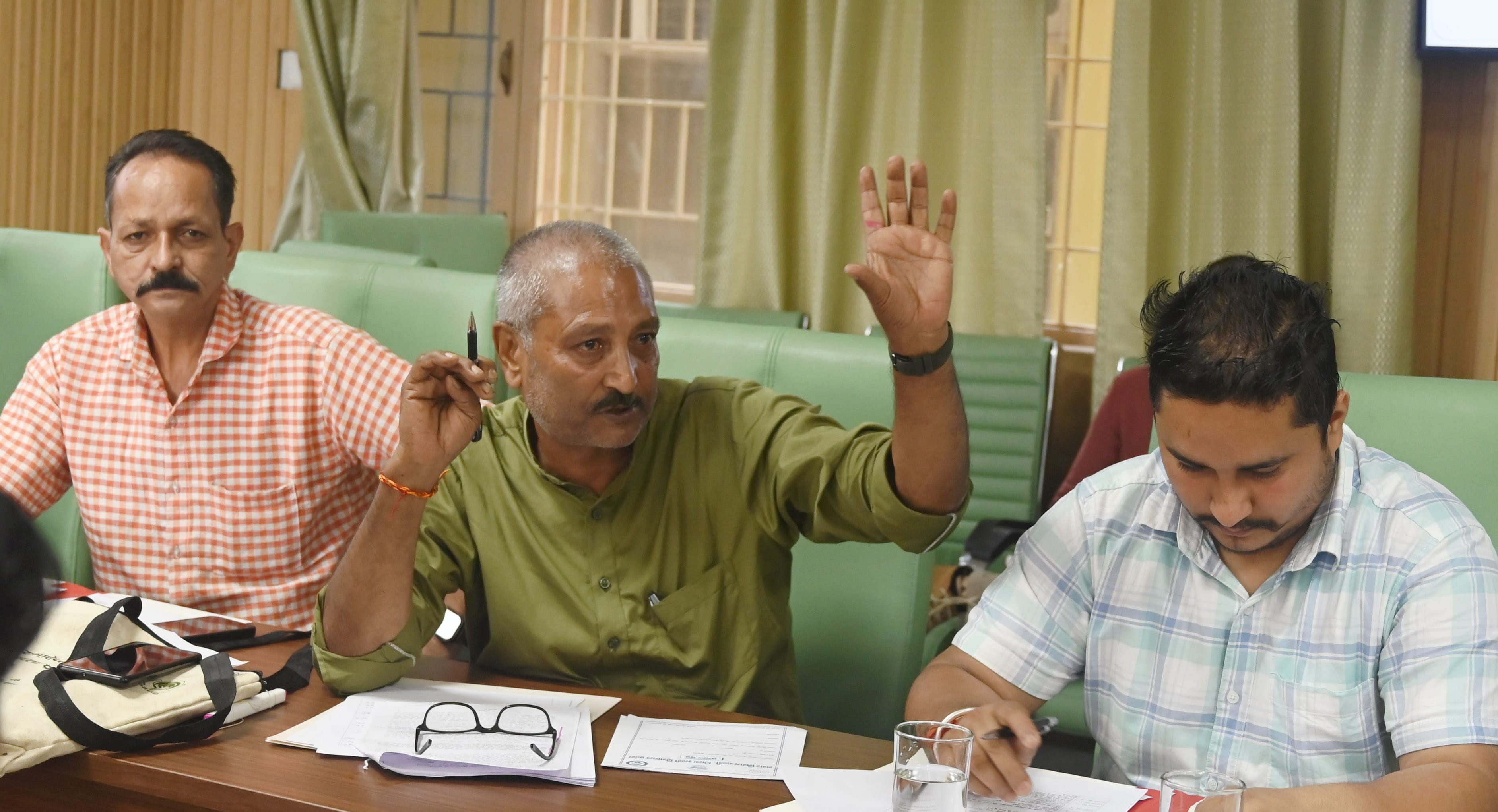 मंडी नगर निगम में आयेाजित बैठक की अध्यक्षता करते महापौर वीरेंद्र भट्ट व उपमहापौर माधुरी कपूर।सं मंडी नगर निगम में आयेाजित बैठक की अध्यक्षता करते महापौर वीरेंद्र भट्ट व उपमहापौर माधुरी कपूर।सं