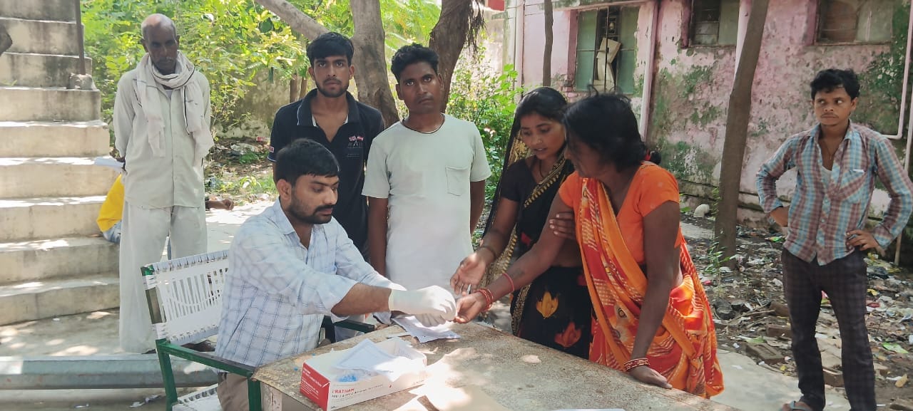 मितौली सीएचसी में डॉक्टर कक्ष के बाहर लगी मरीजों की भीड़ संवाद मितौली सीएचसी में डॉक्टर कक्ष के बाहर लगी मरीजों की भीड़ संवाद