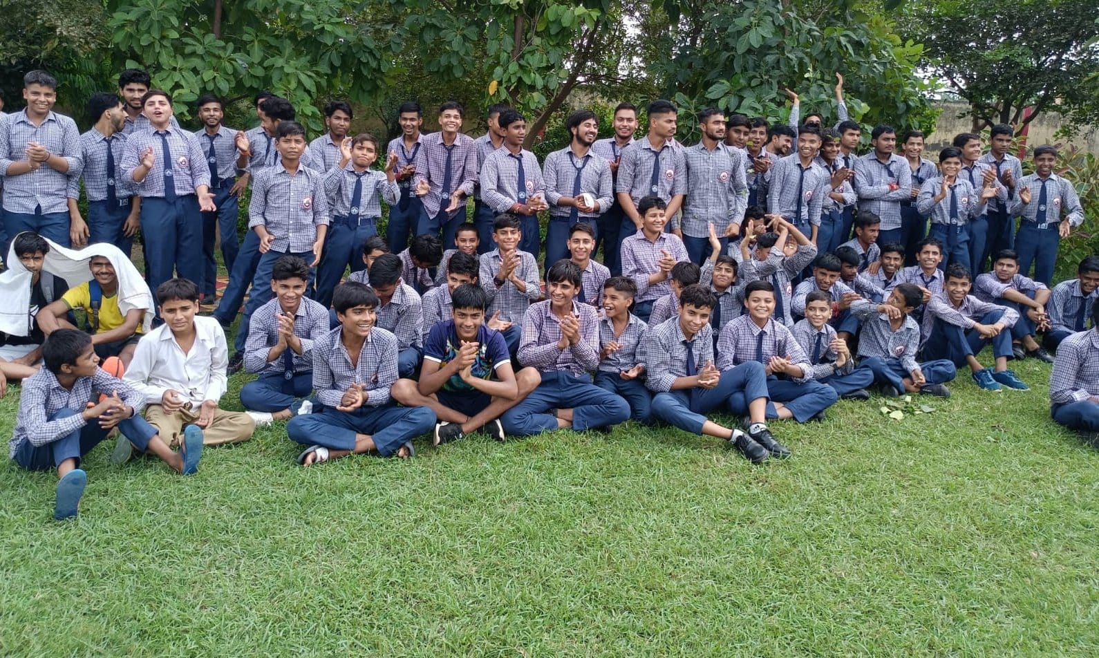 शामली के बाबू जवान सिंह इंटर कॉलेज खंद्रावली  में  मंडल स्तरीय हैंडबाल प्रतियोगिता में भाग लेती