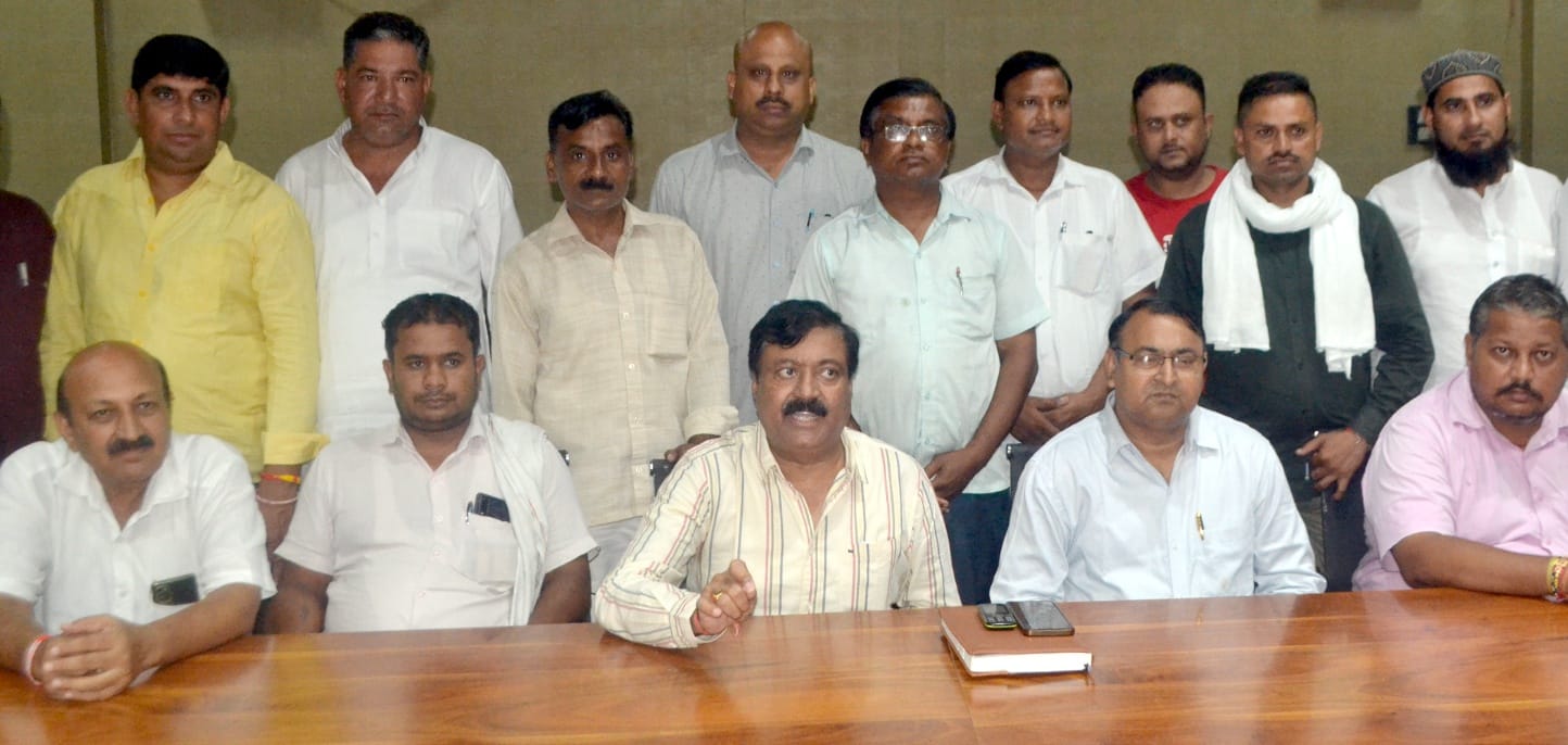 शामली कलक्ट्रेट में  पालिका के अधिशासी अधिकारी के विरुद्ध कार्रवाई की मांग को लेकर डीएम को श