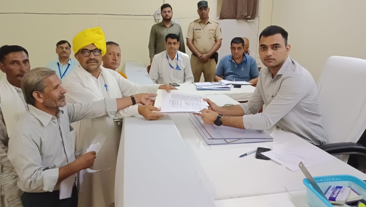 10जेएनडी28: बैलों के जोड़े के साथ नामांकन के लिए निकले पंचायती उम्मीदवार आजाद पालवां। संवाद 10जेएनडी28: बैलों के जोड़े के साथ नामांकन के लिए निकले पंचायती उम्मीदवार आजाद पालवां। संवाद