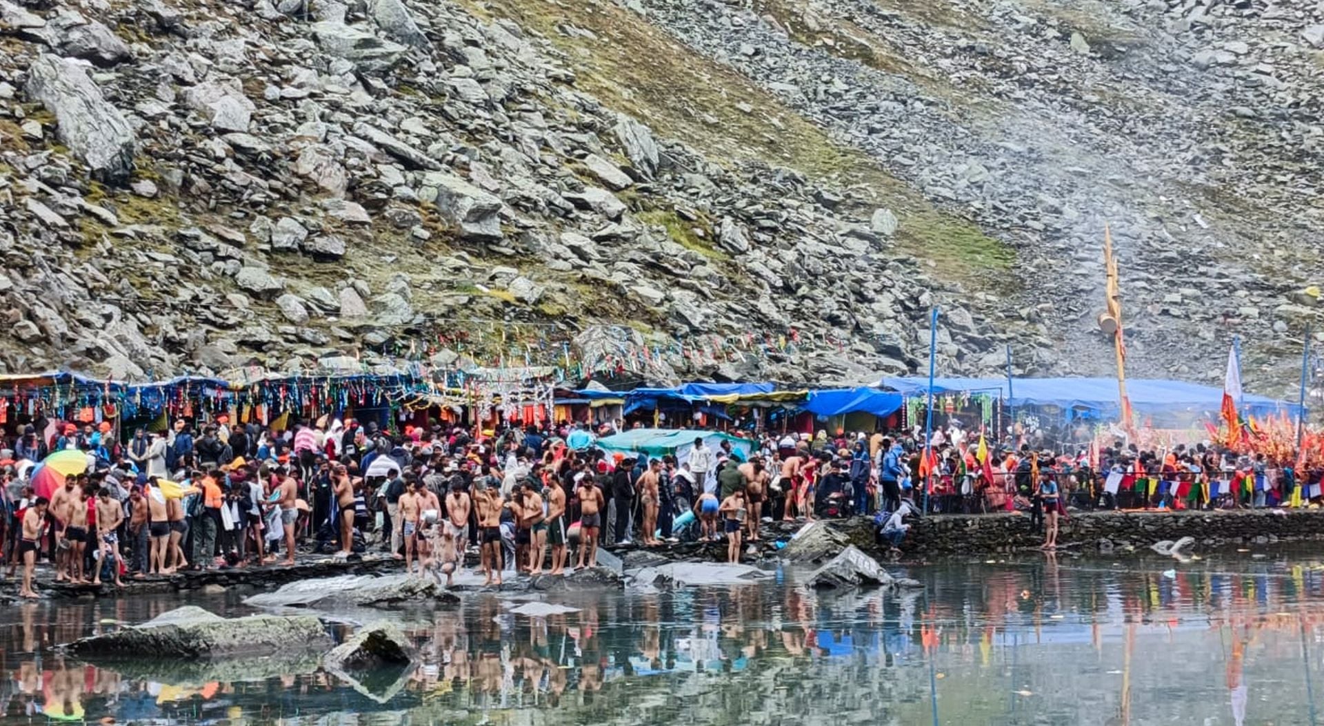 चंबा के मणिमहेश डल झील में डुबकी लगाने के बाद वापिस आते श्रद्धालु।संवाद चंबा के मणिमहेश डल झील में डुबकी लगाने के बाद वापिस आते श्रद्धालु।संवाद