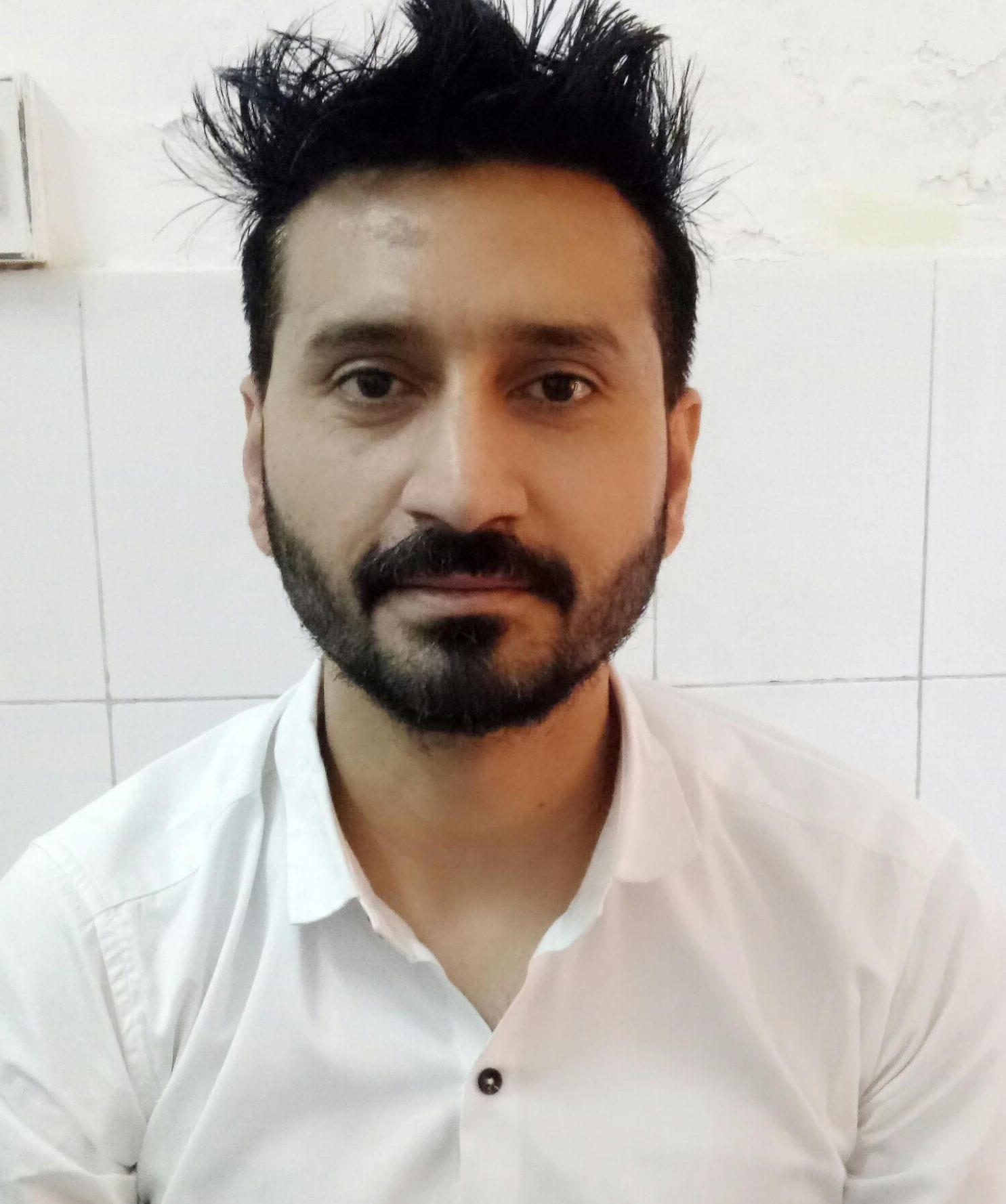 फोटो संख्या:61- नागरिक अस्पताल महेंद्रगढ़ में ओपीड़ी के बाहर लगी मरीजों की लंबी लाइन--संवाद