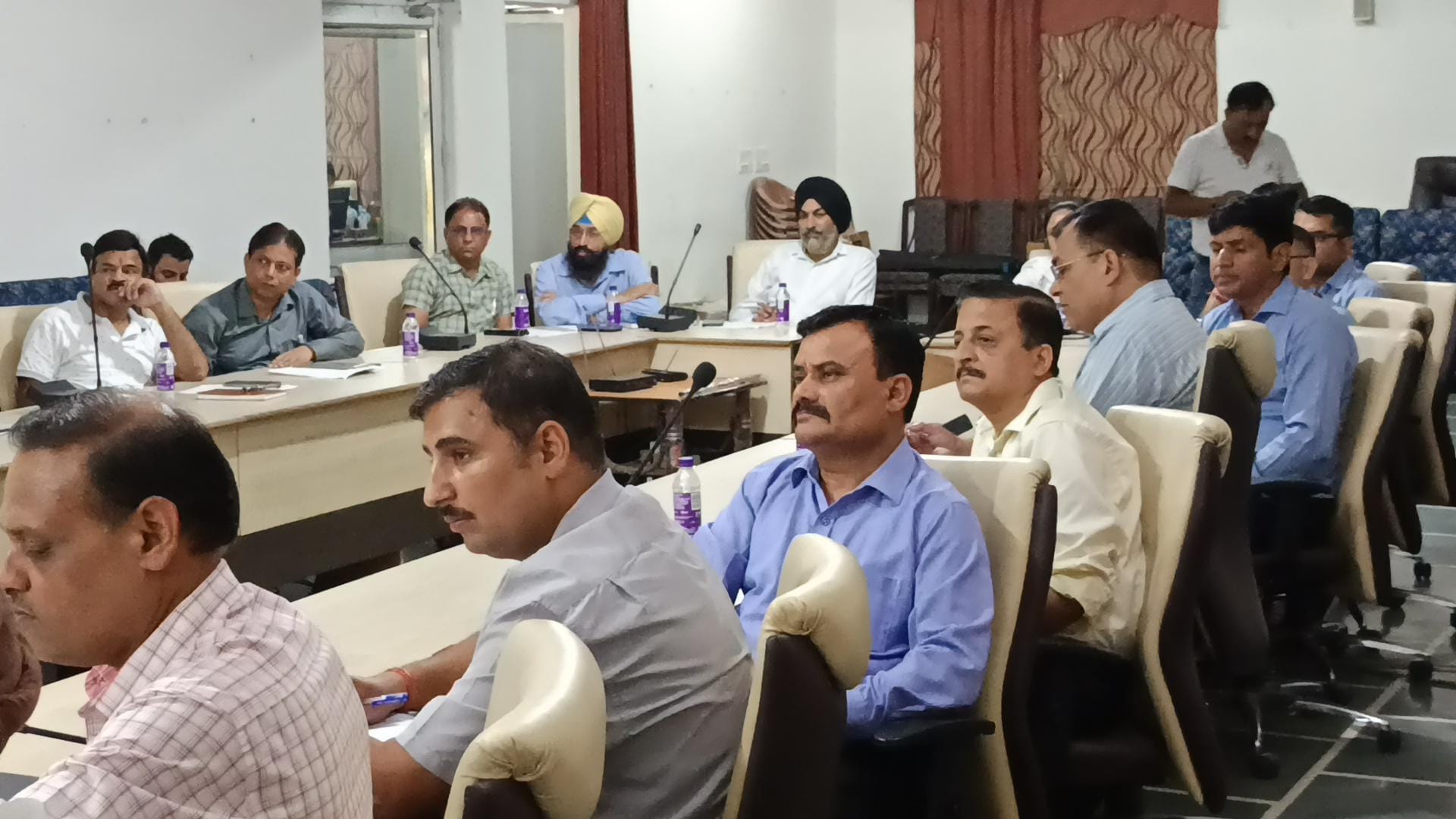 गोंदपुर में आयोजित कार्यशाला के दौरान संबोधित करते ईएसआईसी क्षेत्रीय निदेशक बद्दी संजीव कुमार: गोंदपुर में आयोजित कार्यशाला के दौरान संबोधित करते ईएसआईसी क्षेत्रीय निदेशक बद्दी संजीव कुमार: