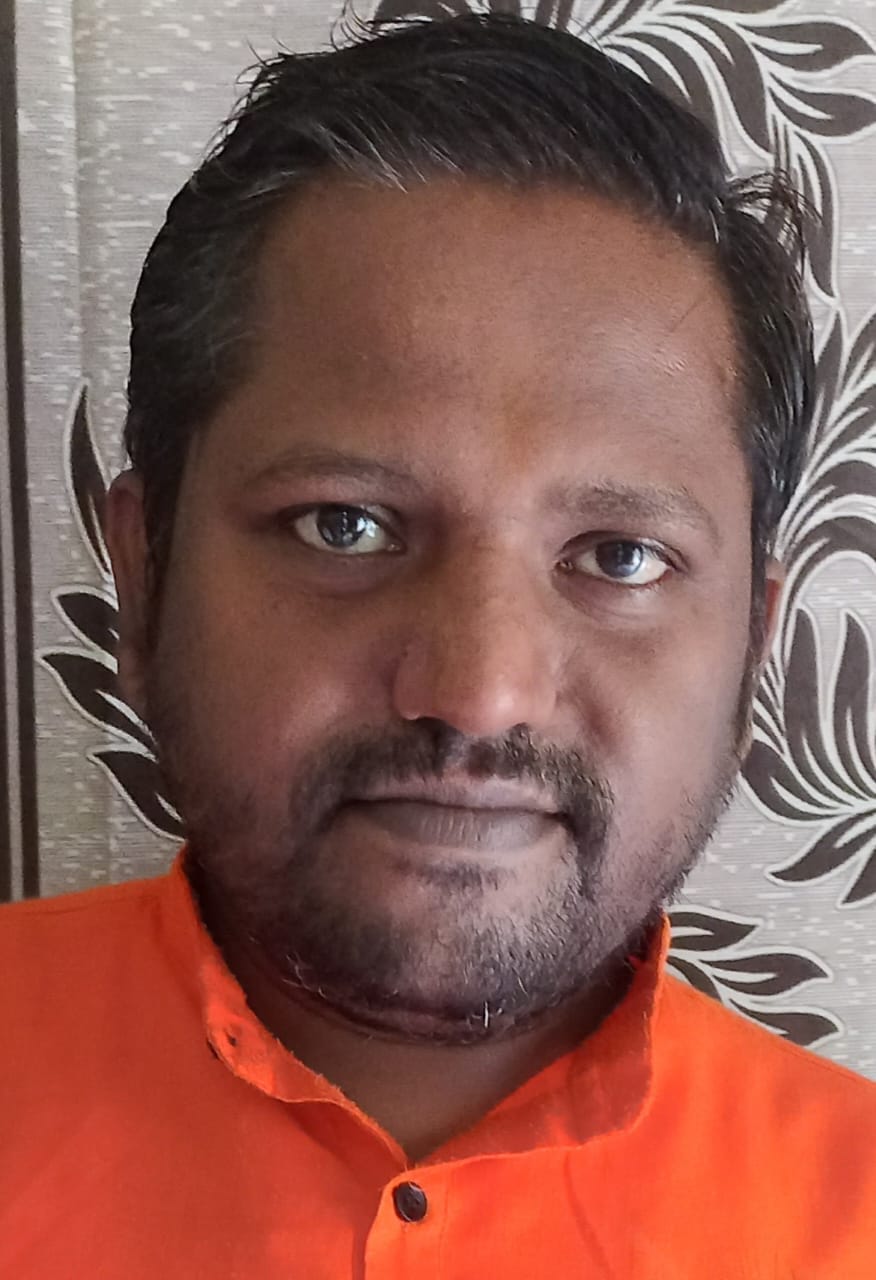 कुरुक्षेत्र। घर के आंगन में विराजमान गणपति की पूजा अर्चना करते श्रद्धालु। संवाद कुरुक्षेत्र। घर के आंगन में विराजमान गणपति की पूजा अर्चना करते श्रद्धालु। संवाद