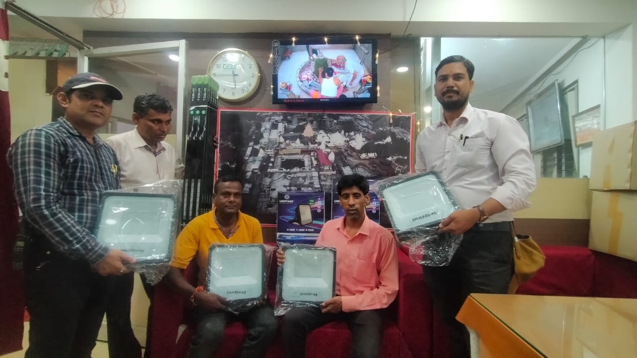 मस्तक पर त्रिशूल और त्रिपुंड लगाकर श्री गणेश स्वरूप में सजे बाबा महाकाल, भस्म भी रमाई मस्तक पर त्रिशूल और त्रिपुंड लगाकर श्री गणेश स्वरूप में सजे बाबा महाकाल, भस्म भी रमाई