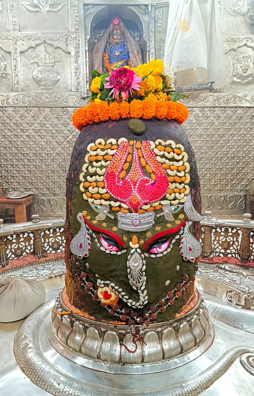 मस्तक पर त्रिशूल और त्रिपुंड लगाकर श्री गणेश स्वरूप में सजे बाबा महाकाल, भस्म भी रमाई मस्तक पर त्रिशूल और त्रिपुंड लगाकर श्री गणेश स्वरूप में सजे बाबा महाकाल, भस्म भी रमाई