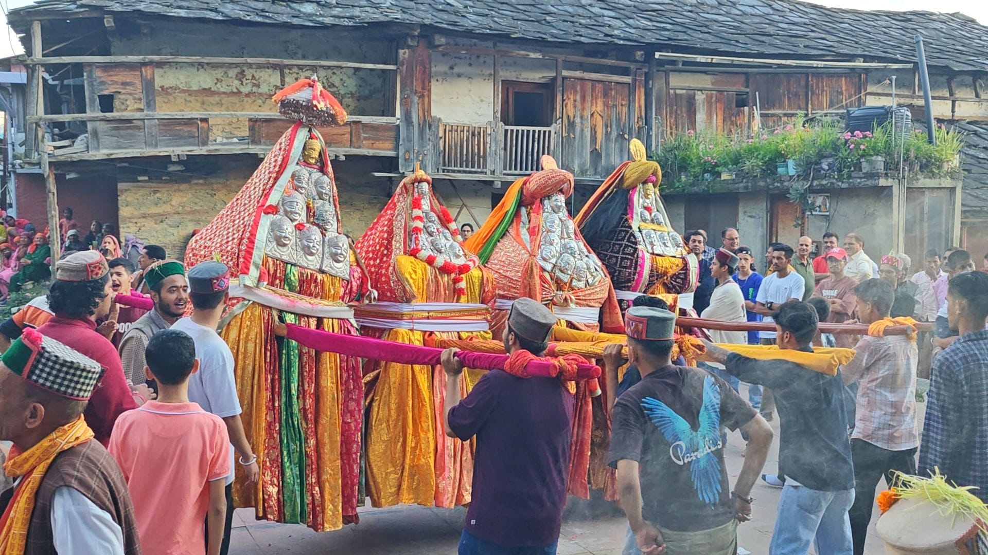 निरमंड में काव छट मेले के दौरान देव मिलन का मनमोक नजारा। संवाद