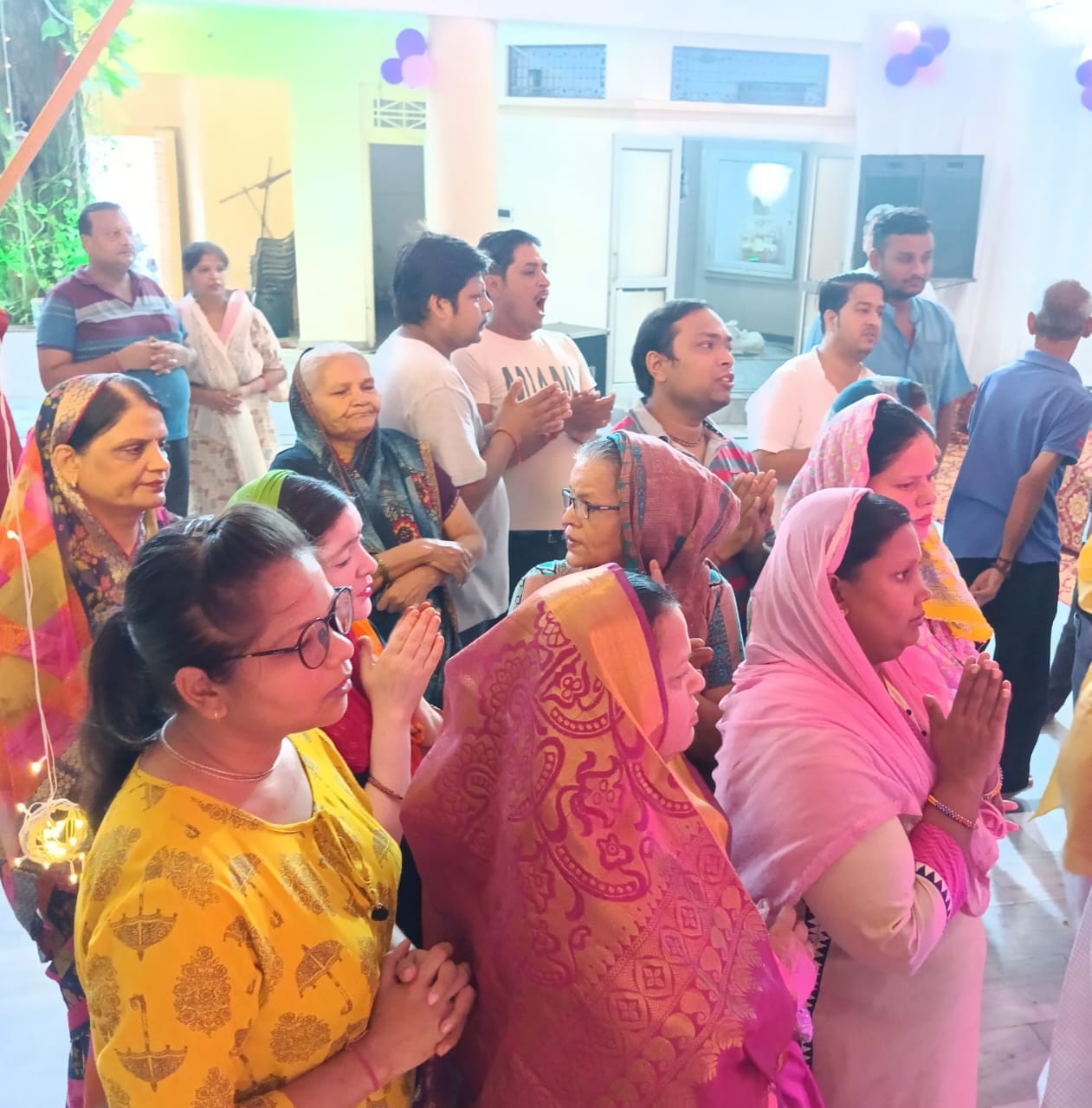पीलीभीत एवं महाराष्ट्र मित्र मंडल के श्री गणेश चतुर्थी उत्सव में आरती करते श्रद्धालु।संवाद