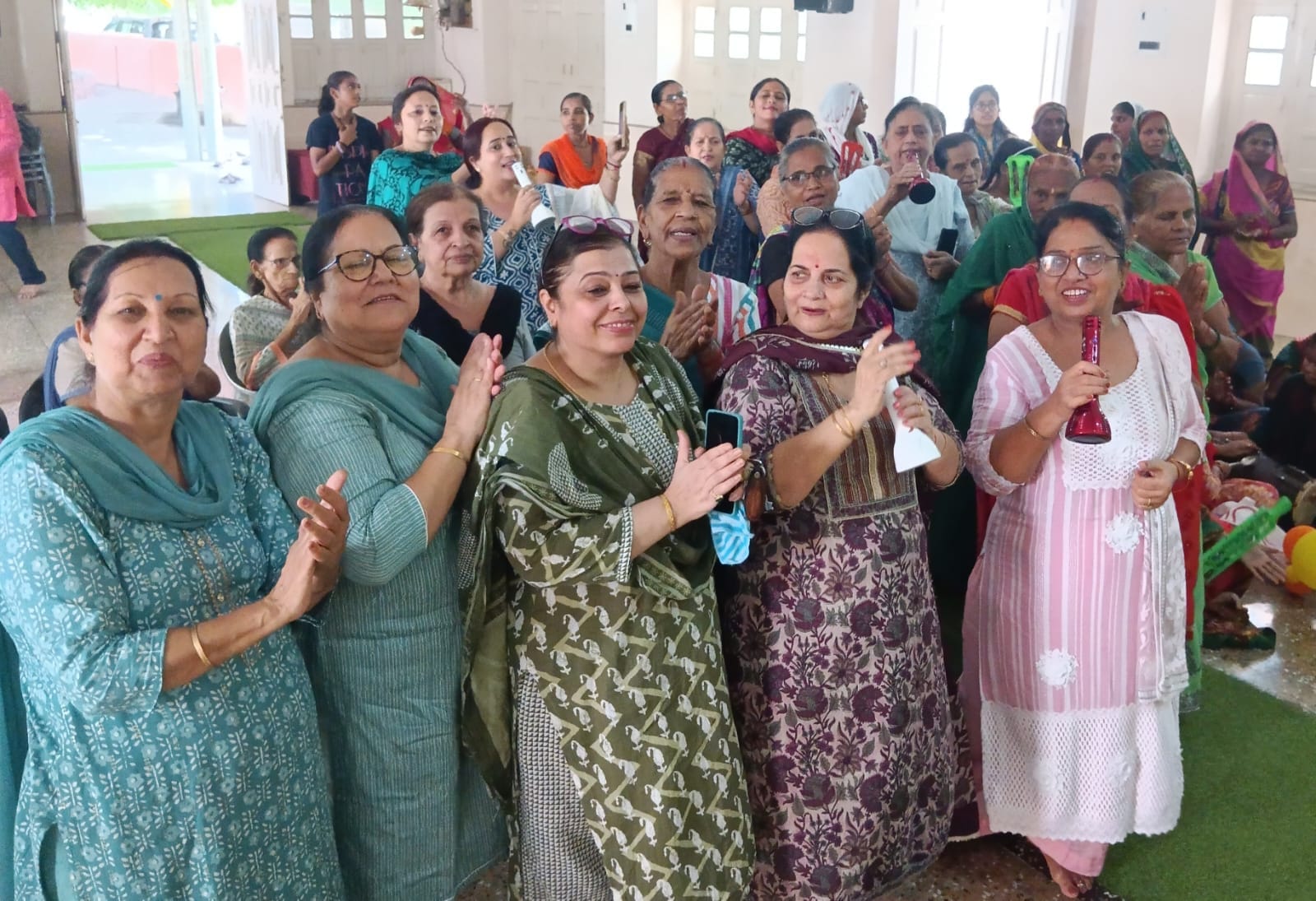पीलीभीत की अशोक कॉलोनी स्थित राधा कृष्ण मंदिर में आयोजित राधा अष्टमी कार्यक्रम में आरती करते प